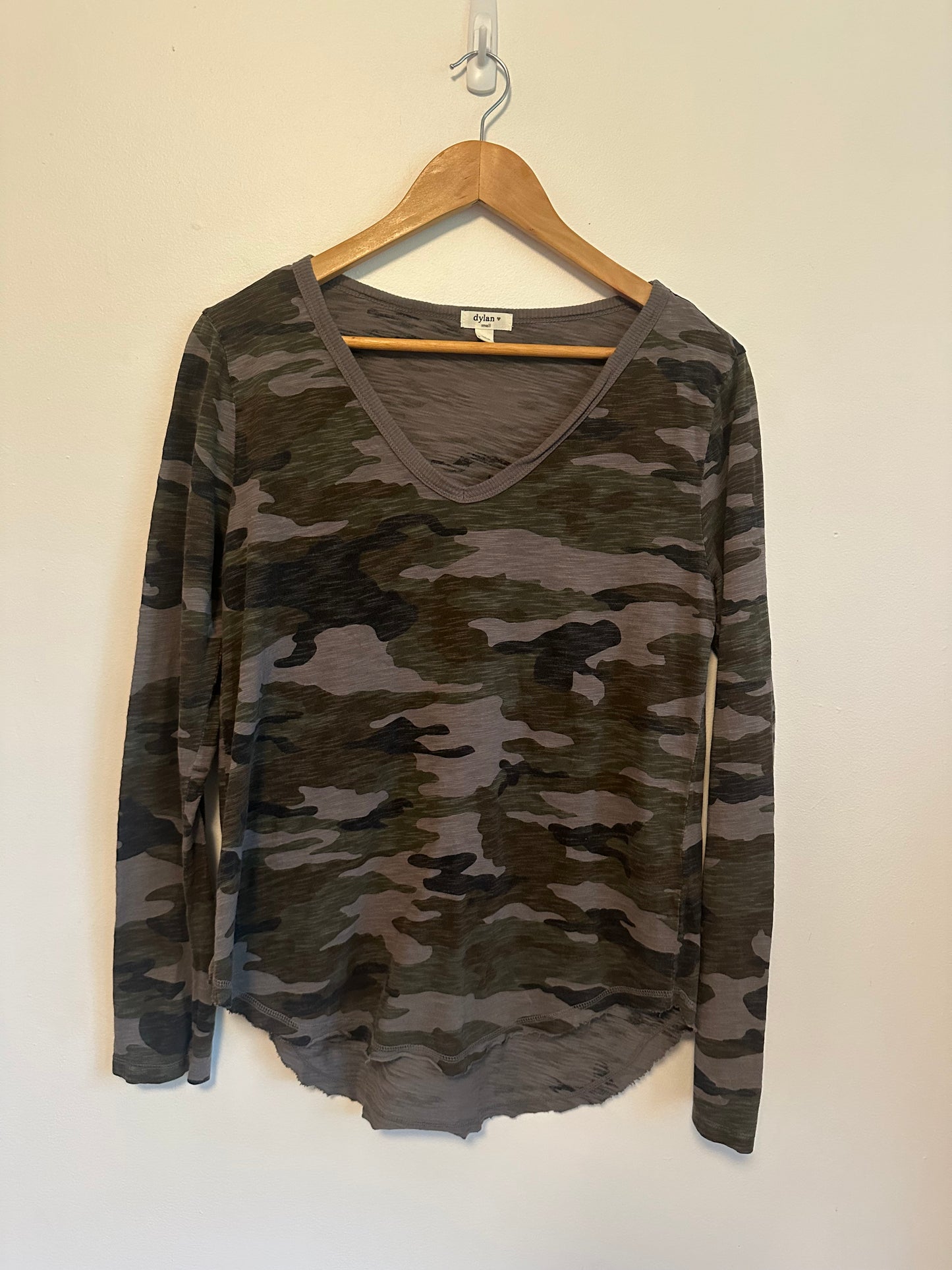 Dylan Camo V-Neck Long Sleeve Slub Cotton T-Shirt | Size Small