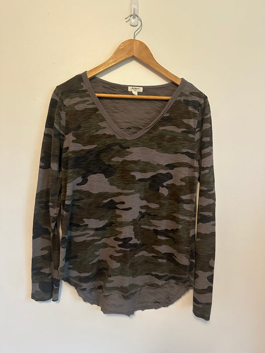 Dylan Camo V-Neck Long Sleeve Slub Cotton T-Shirt | Size Small