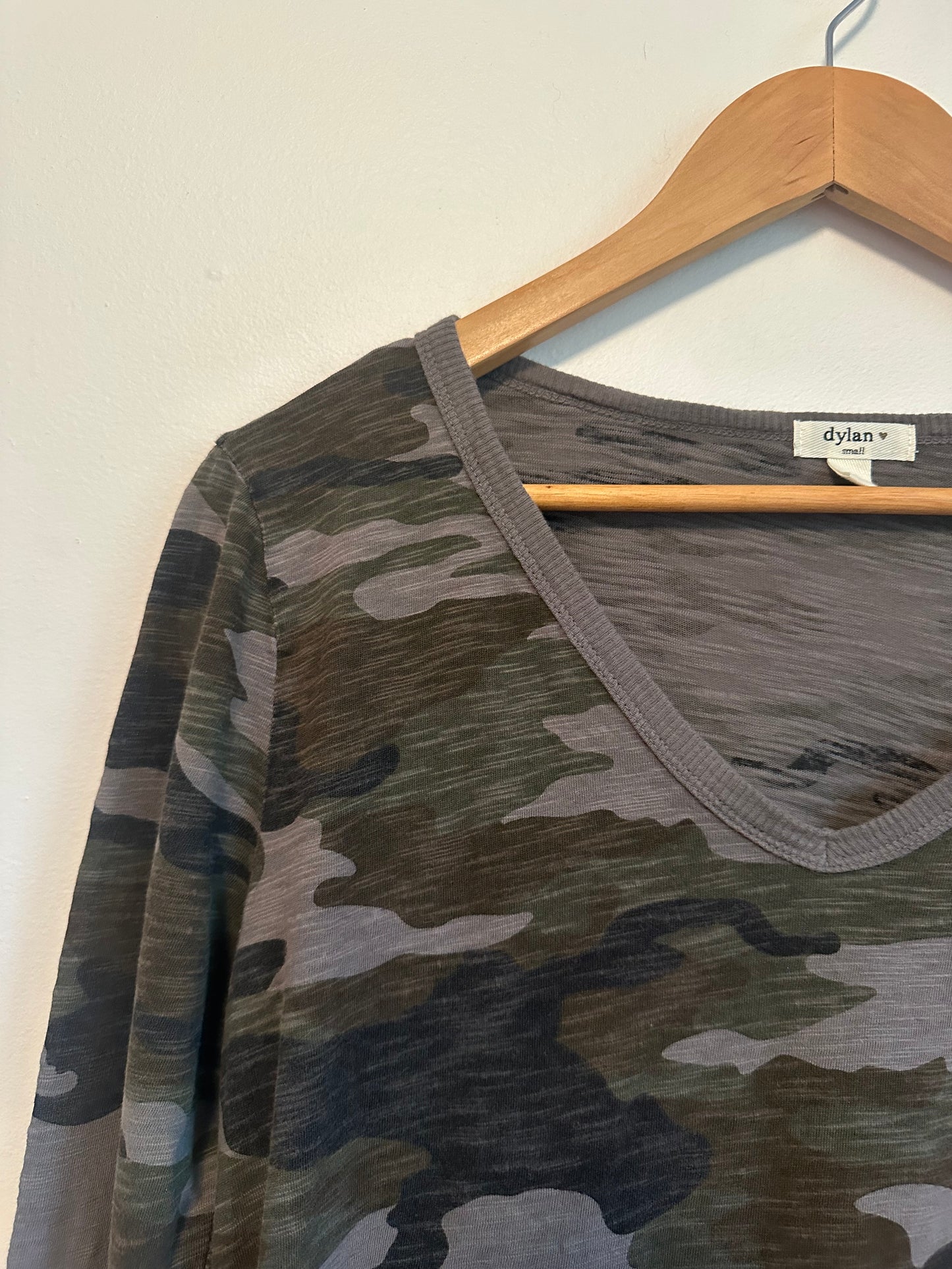 Dylan Camo V-Neck Long Sleeve Slub Cotton T-Shirt | Size Small