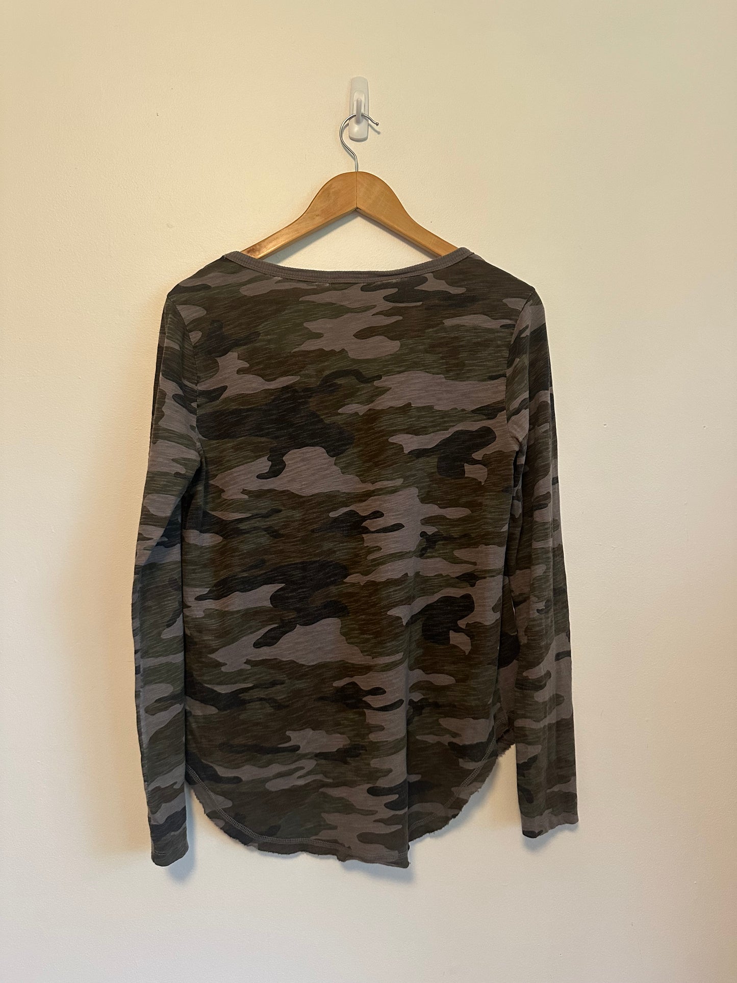 Dylan Camo V-Neck Long Sleeve Slub Cotton T-Shirt | Size Small