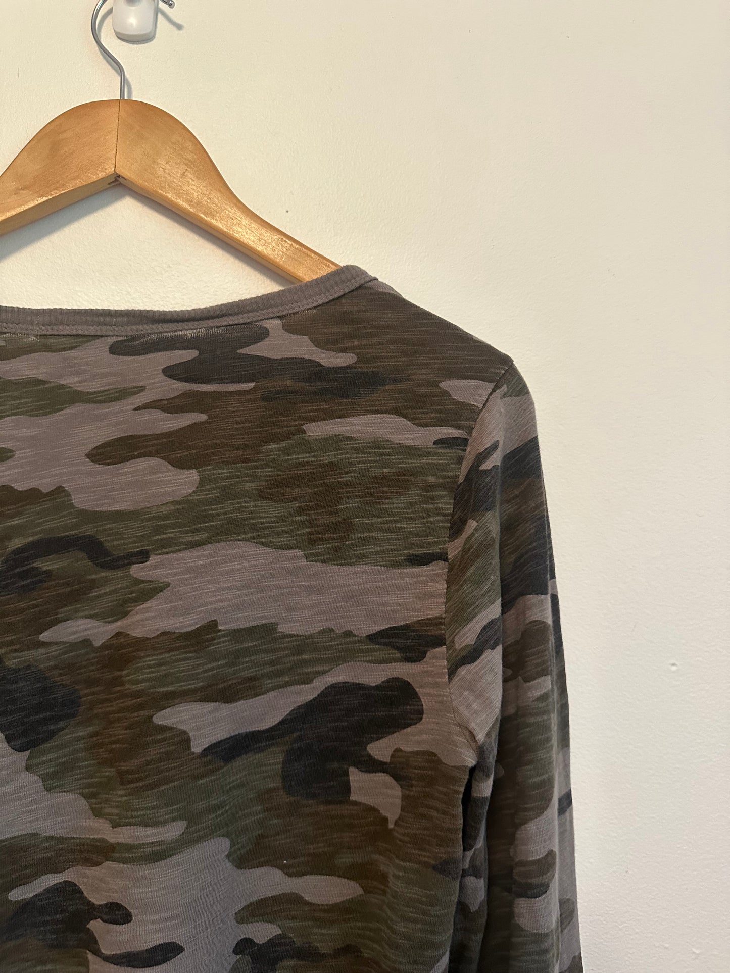 Dylan Camo V-Neck Long Sleeve Slub Cotton T-Shirt | Size Small