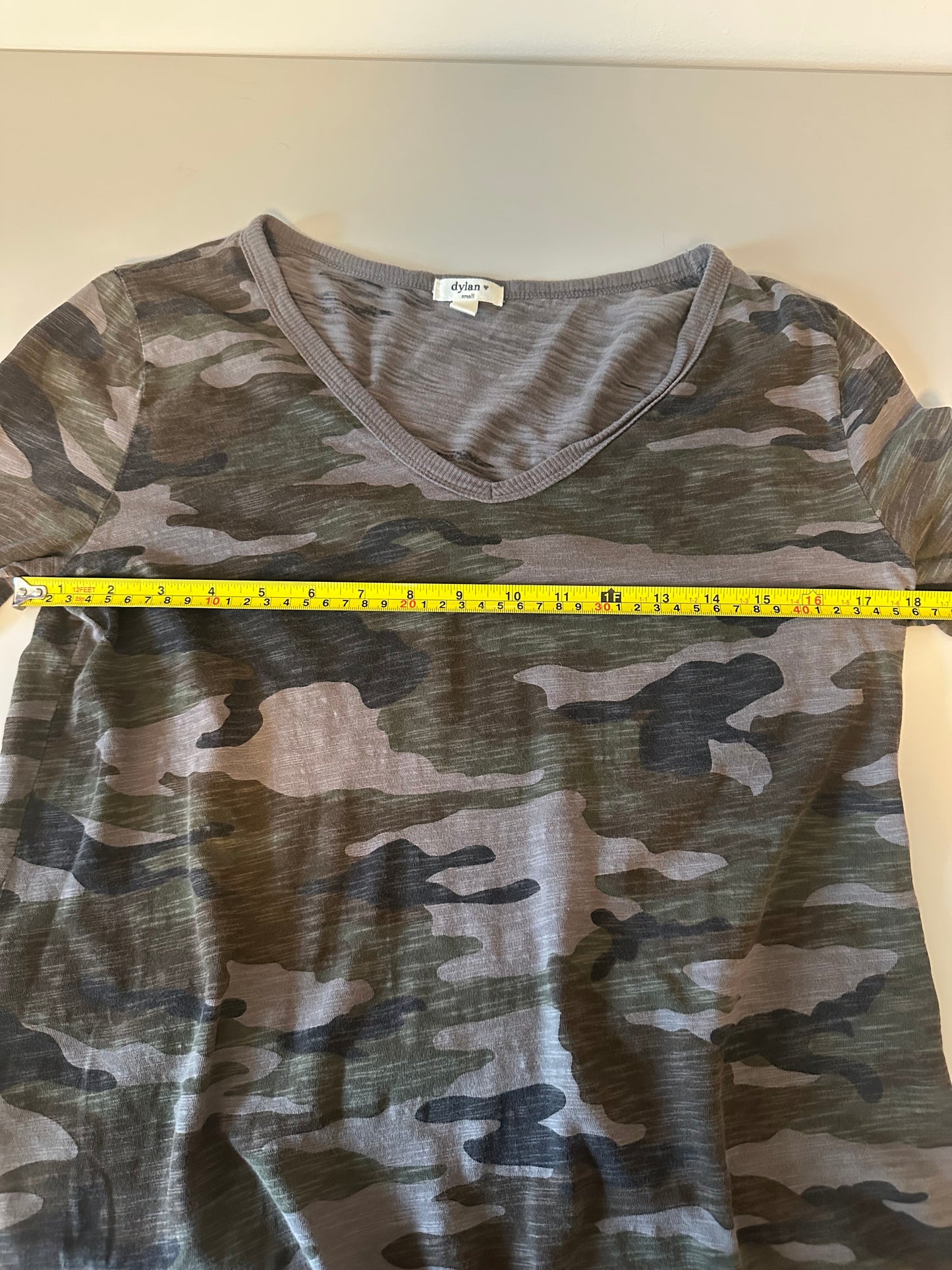 Dylan Camo V-Neck Long Sleeve Slub Cotton T-Shirt | Size Small