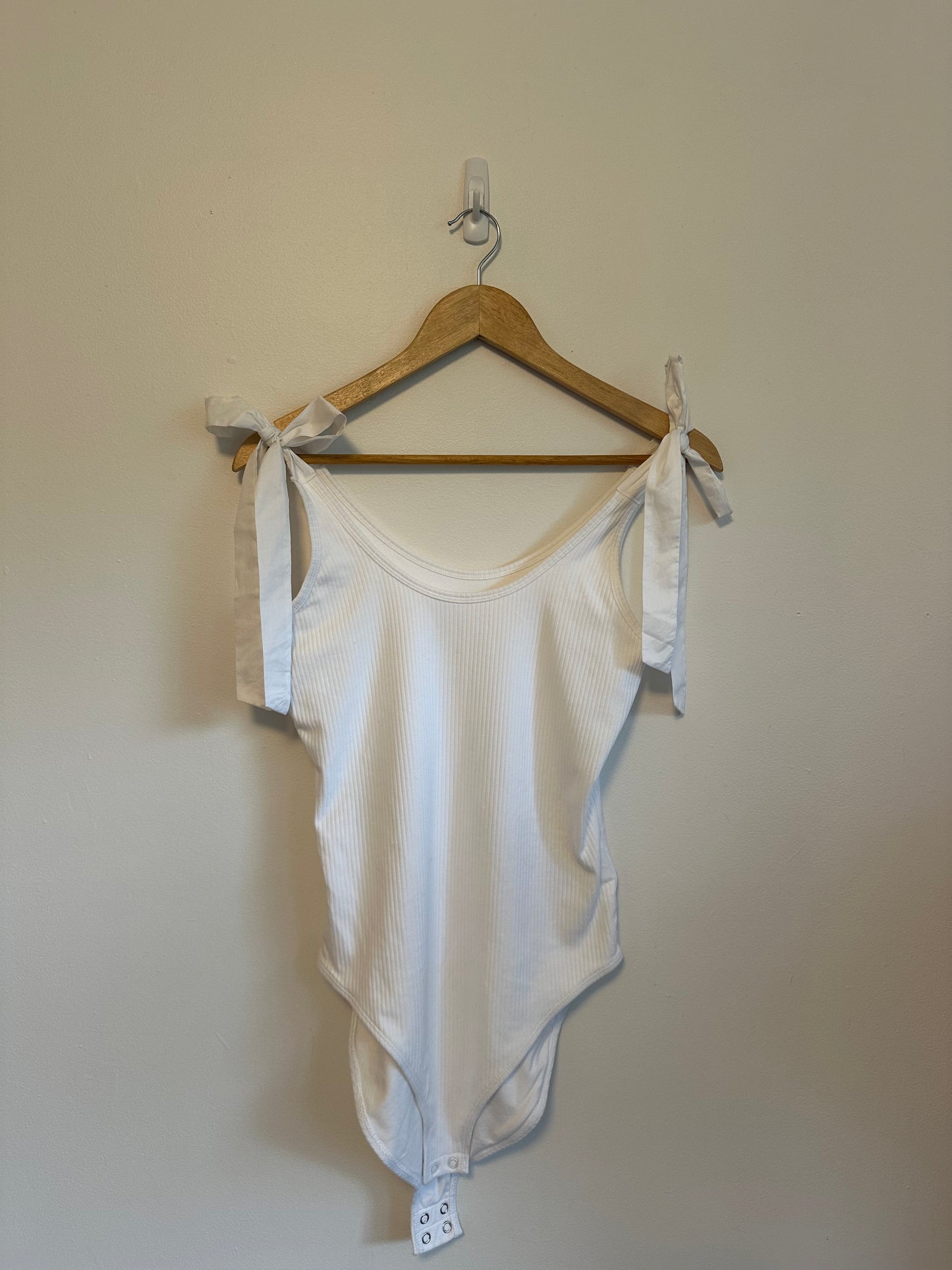 Old Navy White Tie Shoulder Ribbed Scoop Neck Bodysuit | Size Medium