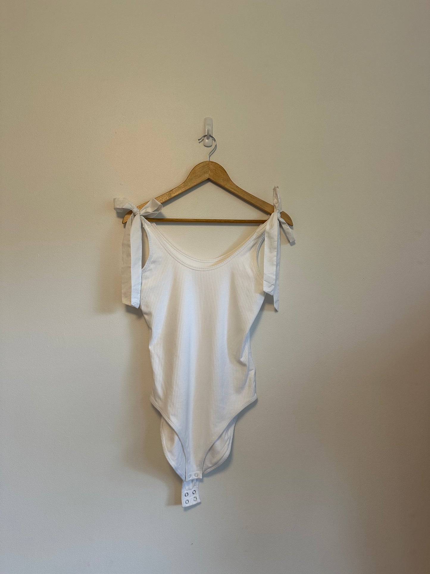 Old Navy White Tie Shoulder Ribbed Scoop Neck Bodysuit | Size Medium