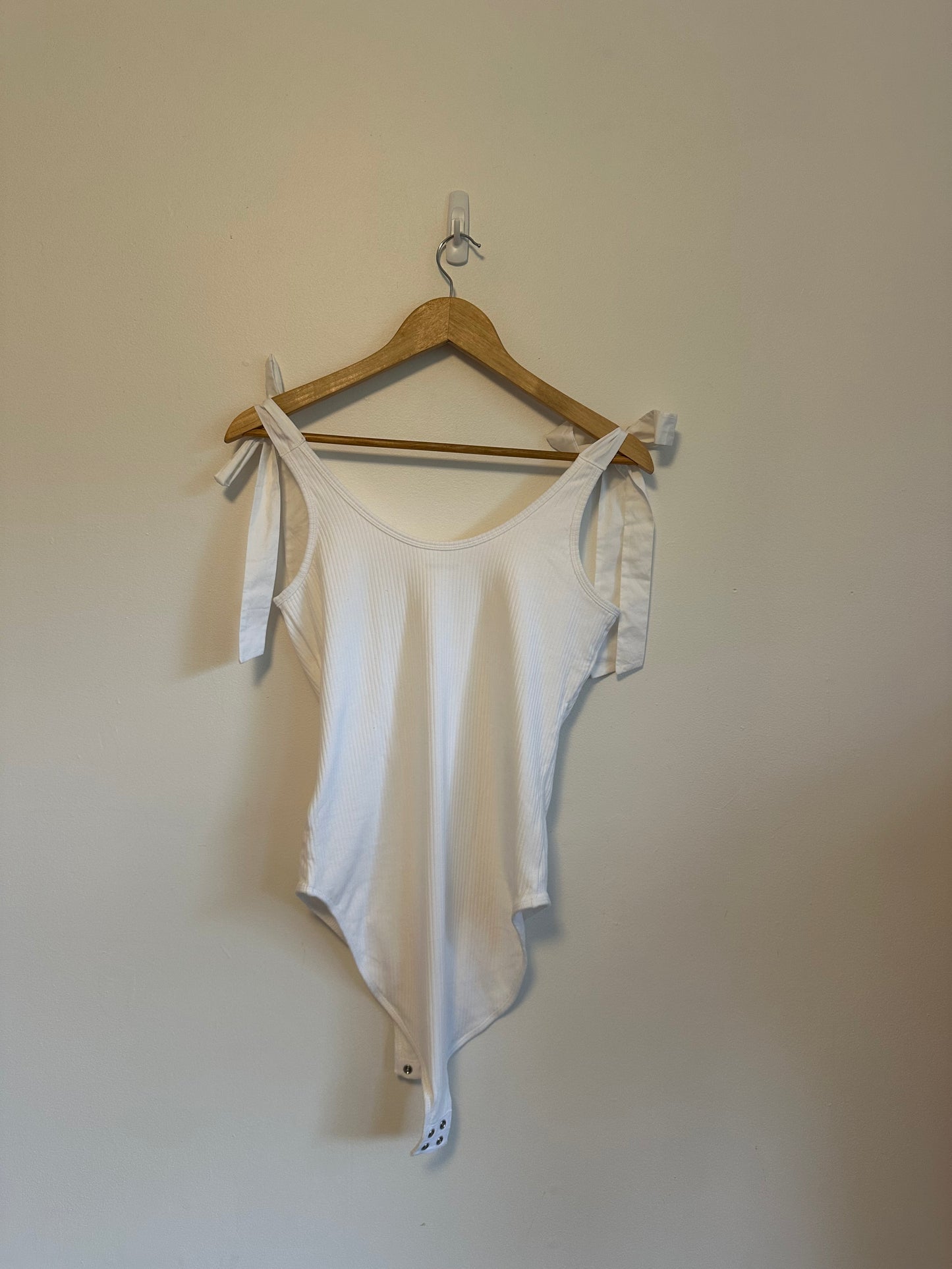 Old Navy White Tie Shoulder Ribbed Scoop Neck Bodysuit | Size Medium
