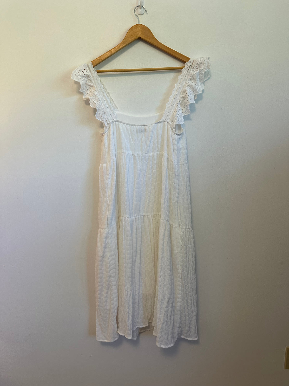 Lush White Eyelet Flutter Sleeve Tiered Midi Dress | Size Small