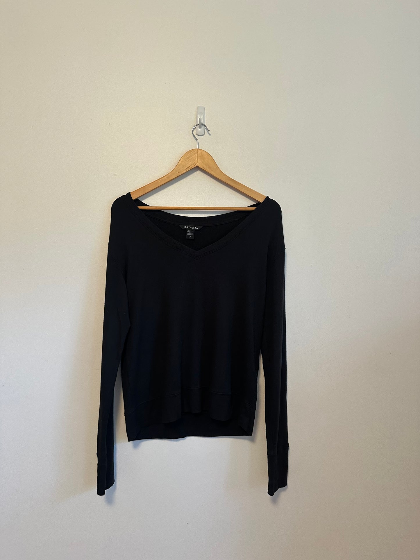 Athleta Black V-Neck Long Sleeve T-Shirt | Size Small