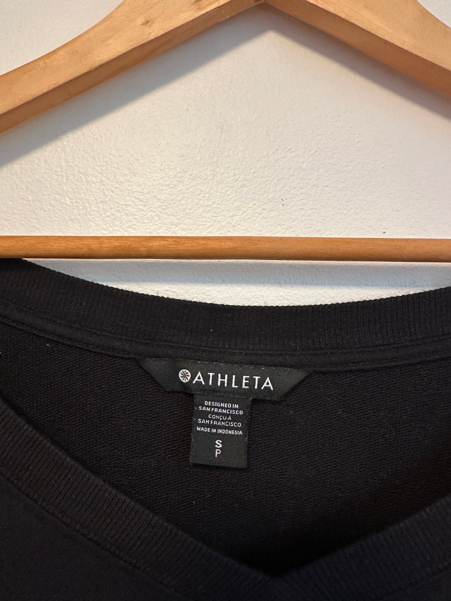 Athleta Black V-Neck Long Sleeve T-Shirt | Size Small