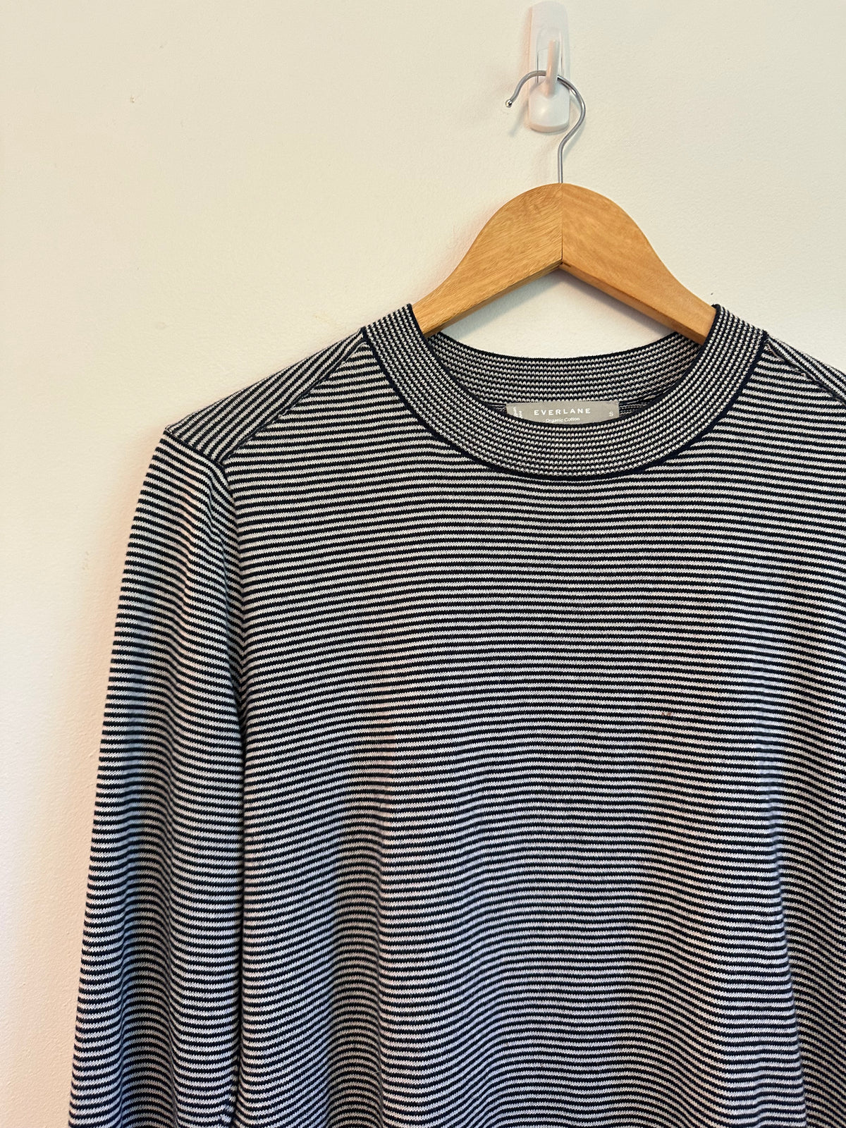 Everlane Organic Cotton Striped Crew Neck Sweater in Navy and White | Size Small