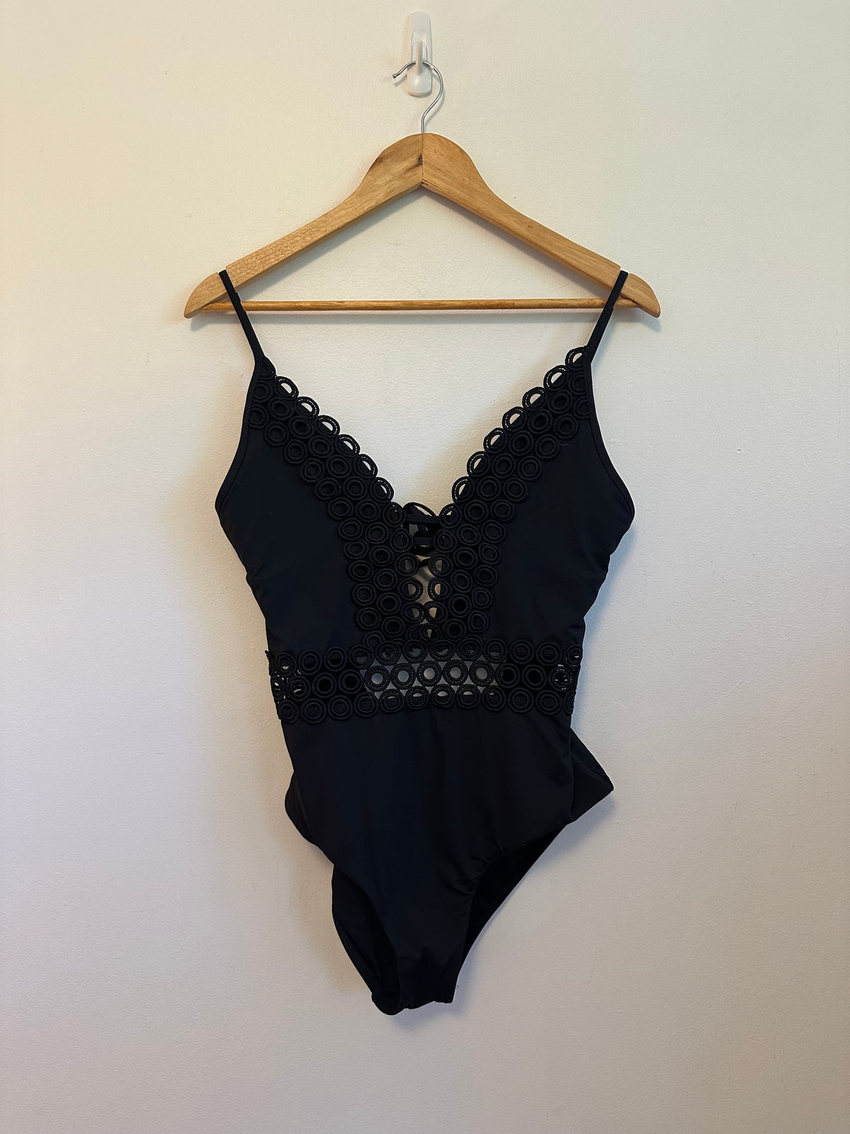 Becca Muse Black Show & Tell Crochet Lace Plunge One Piece Swimsuit | Size Large