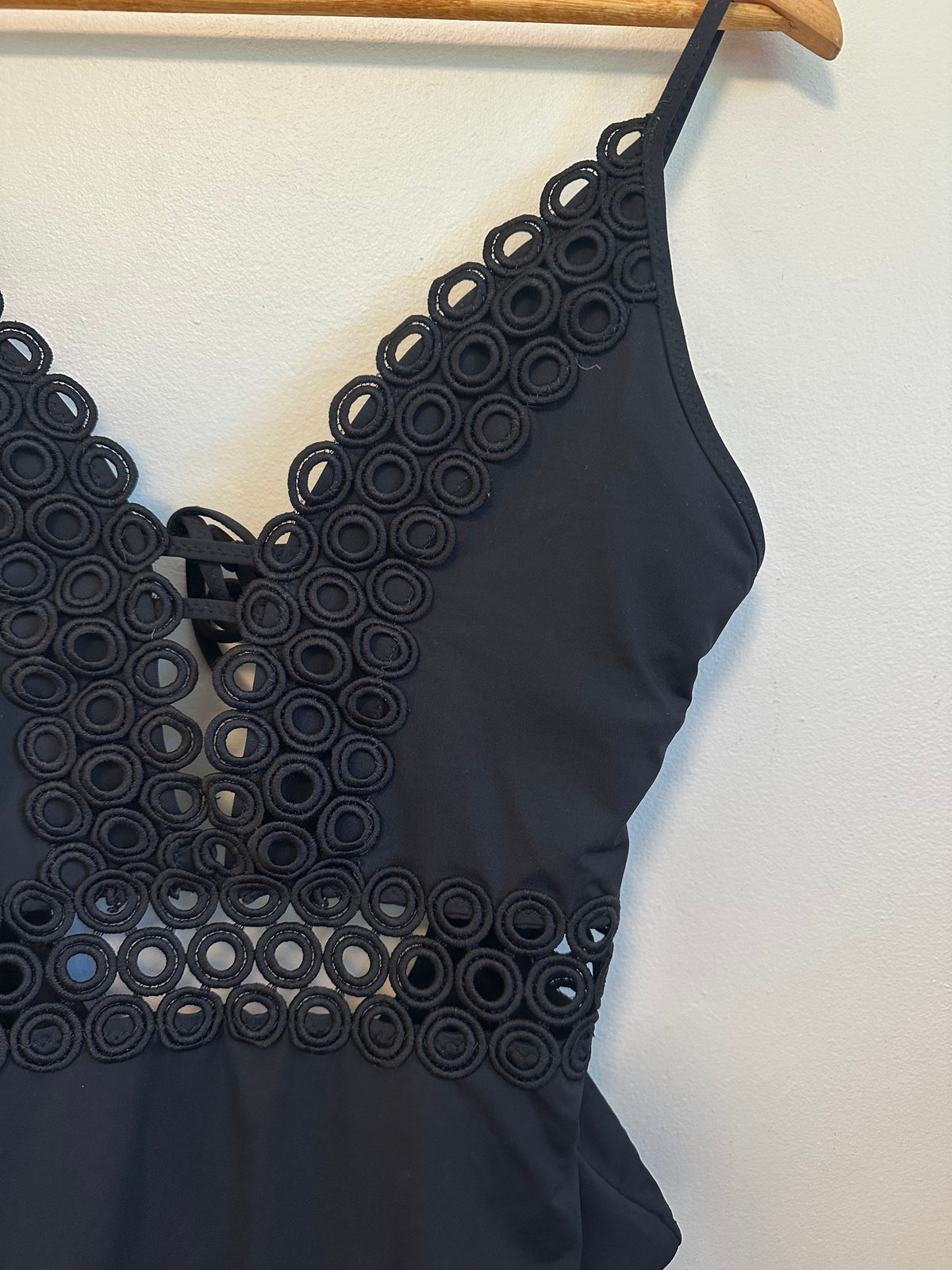 Becca Muse Black Show & Tell Crochet Lace Plunge One Piece Swimsuit | Size Large