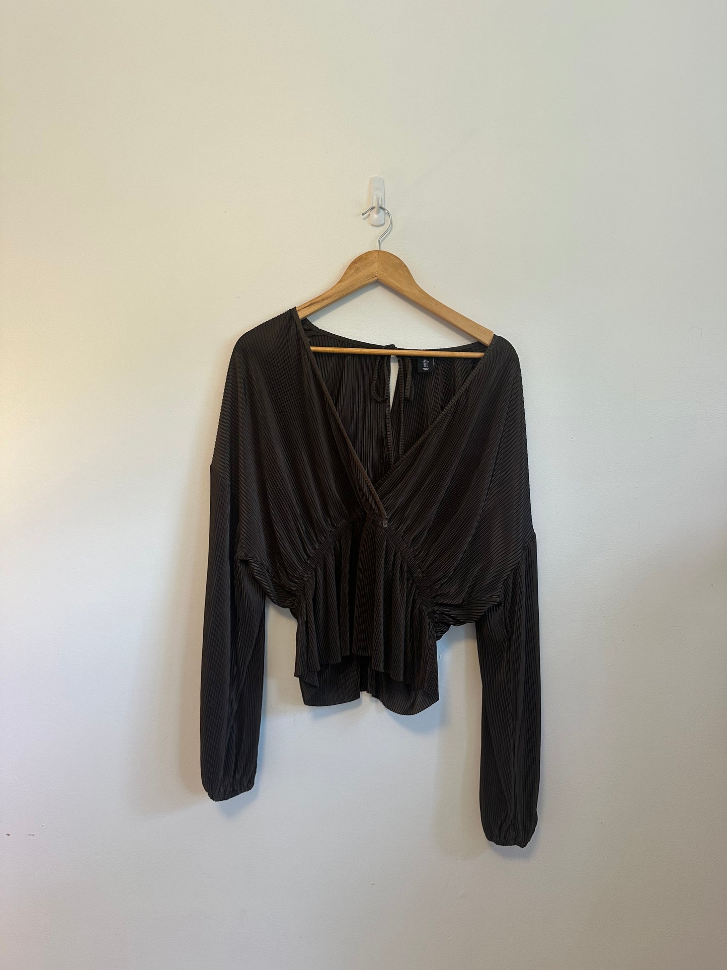 Sincerely Jules Brown Plisse Pleated V-Neck Peplum Tie Back Blouse | Size Large