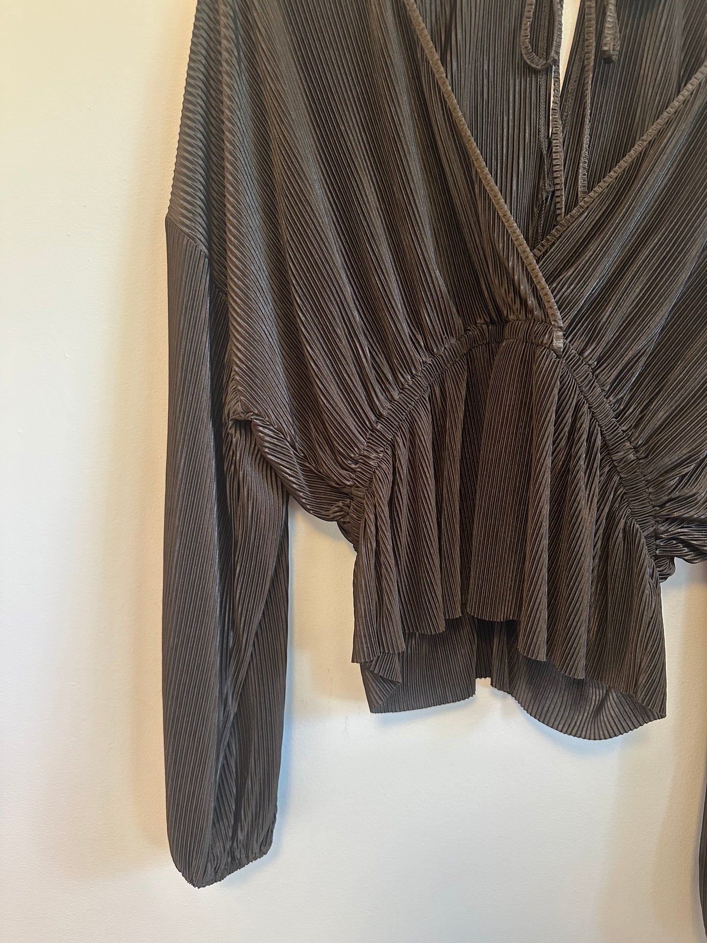 Sincerely Jules Brown Plisse Pleated V-Neck Peplum Tie Back Blouse | Size Large