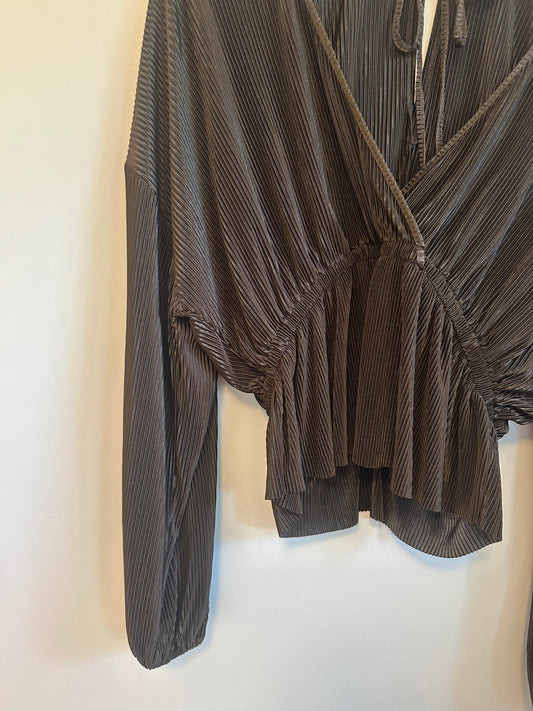 Sincerely Jules Brown Plisse Pleated V-Neck Peplum Tie Back Blouse | Size Large