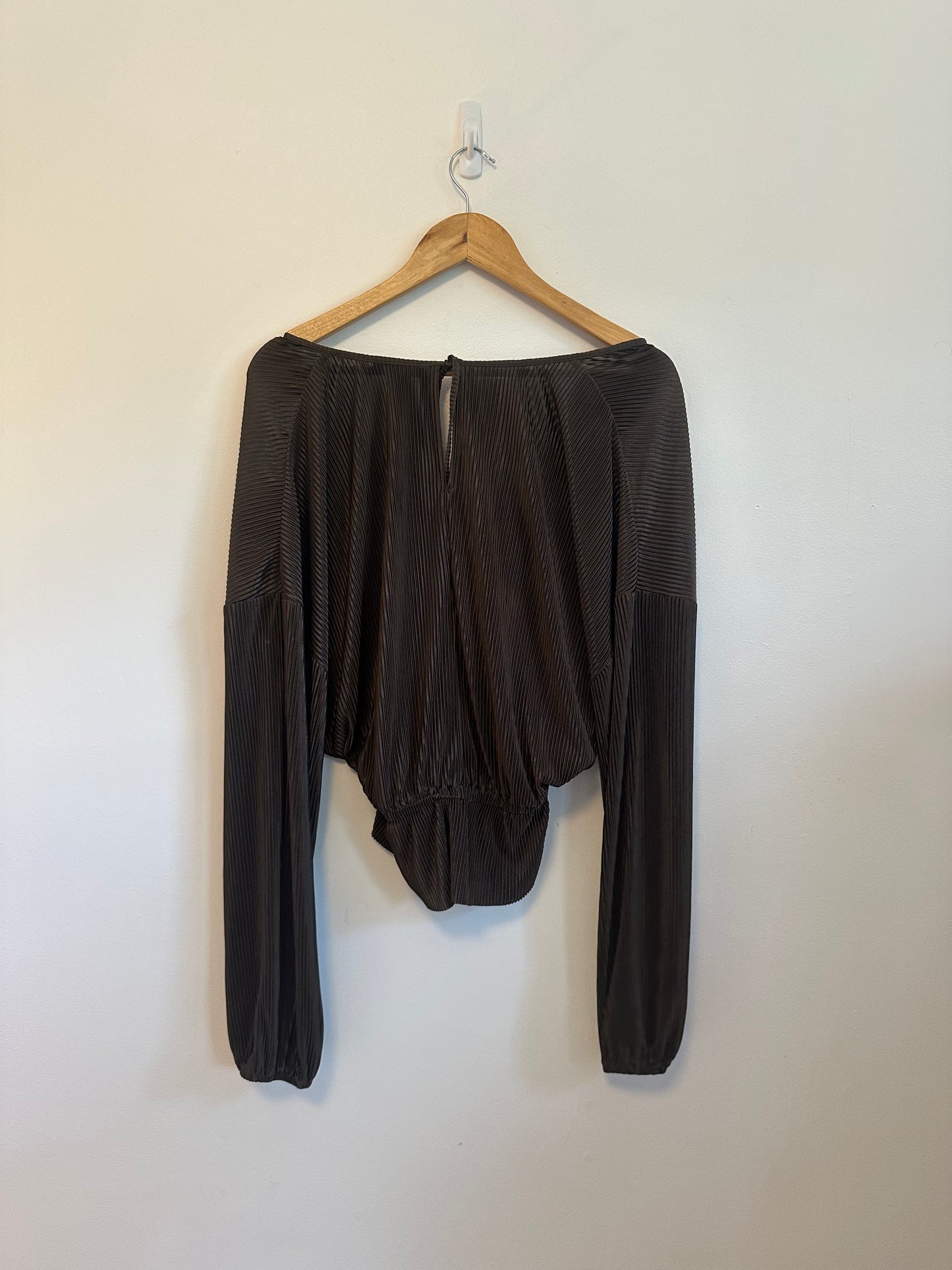Sincerely Jules Brown Plisse Pleated V-Neck Peplum Tie Back Blouse | Size Large