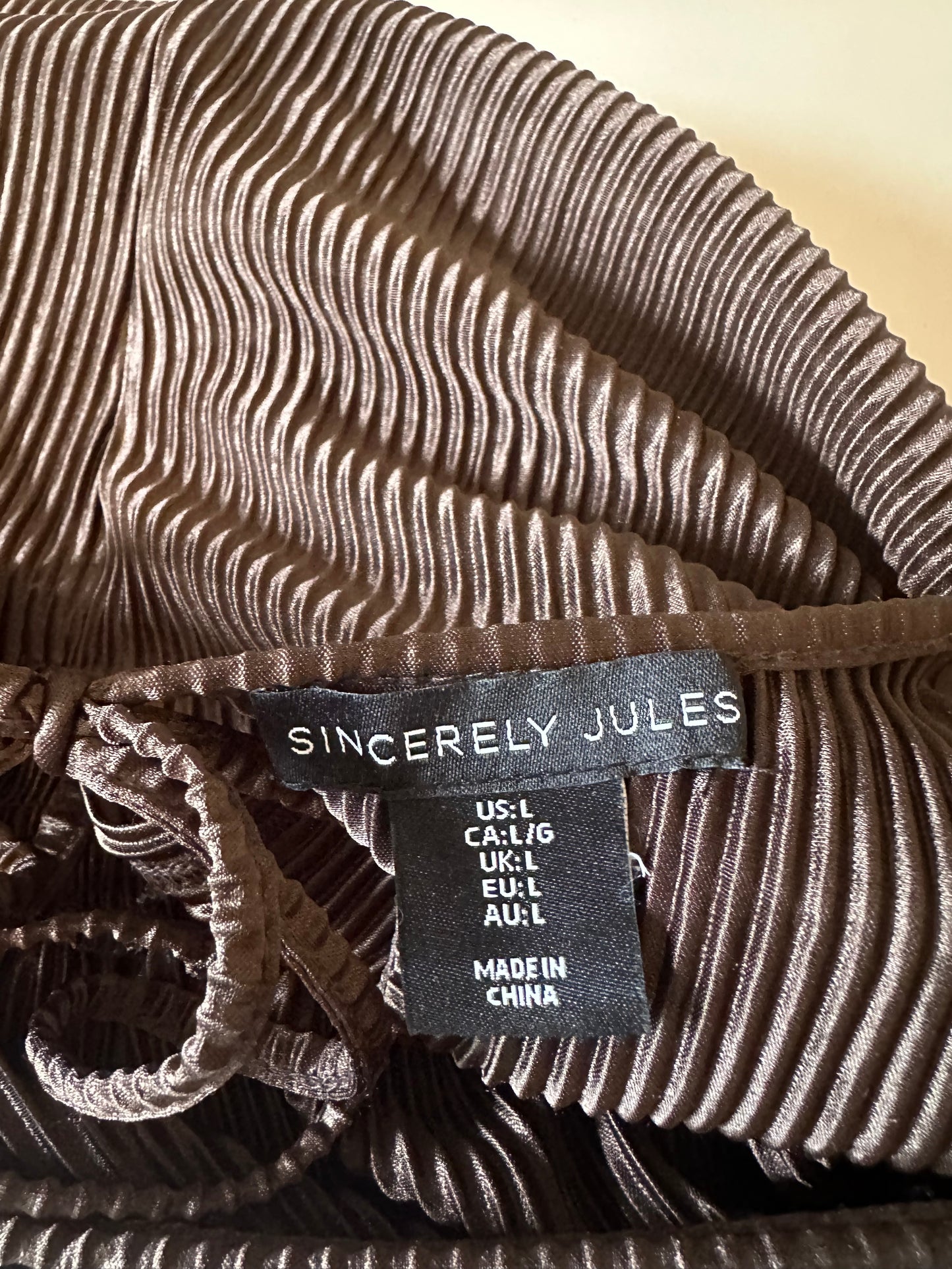 Sincerely Jules Brown Plisse Pleated V-Neck Peplum Tie Back Blouse | Size Large