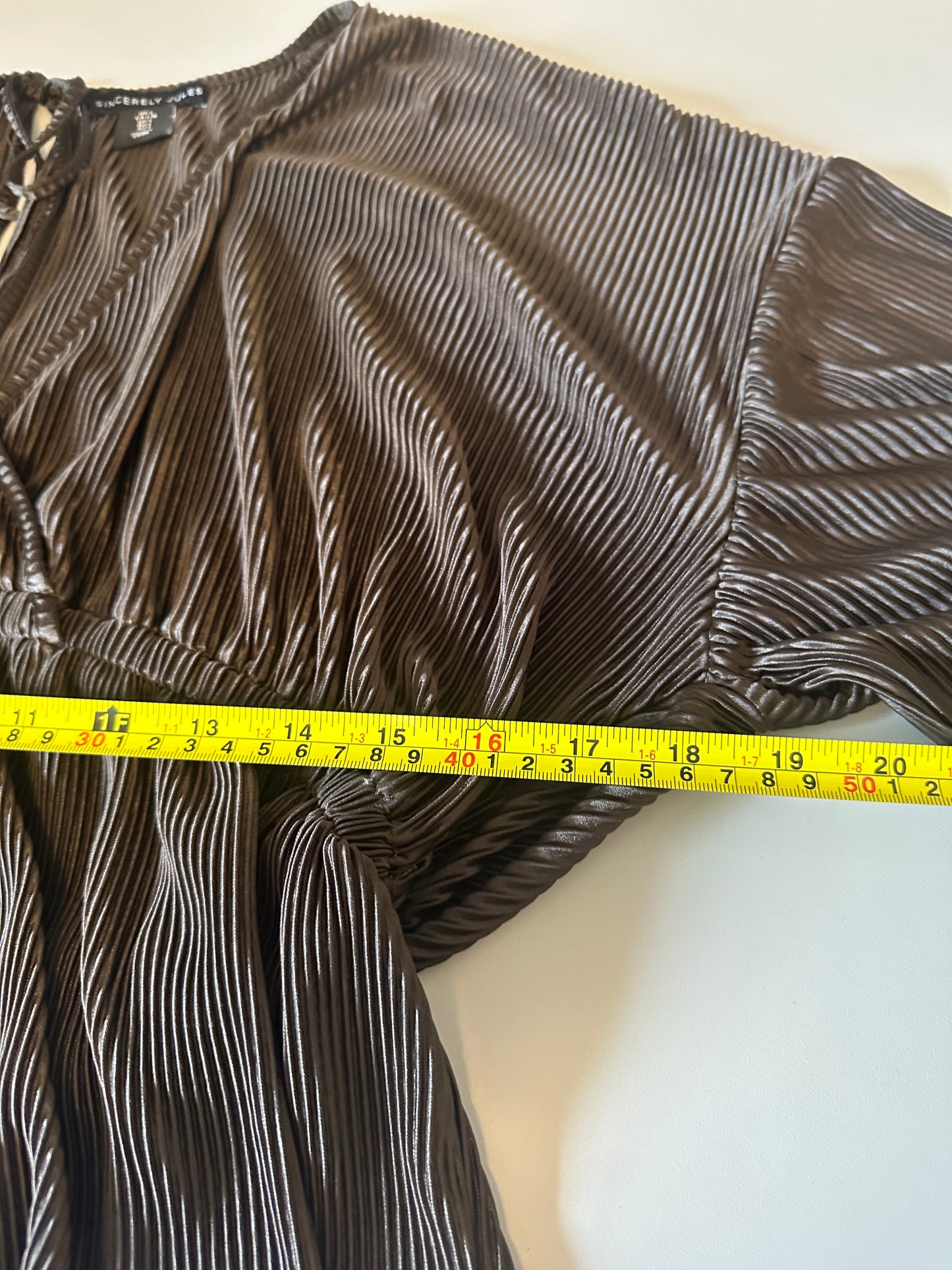 Sincerely Jules Brown Plisse Pleated V-Neck Peplum Tie Back Blouse | Size Large