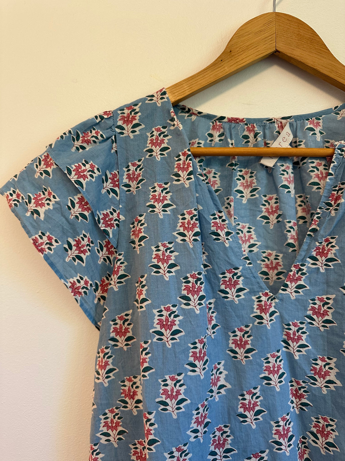Marea Blue Floral Block Print Ruffle Cap Sleeve Cotton V-Neck Top | Size Medium