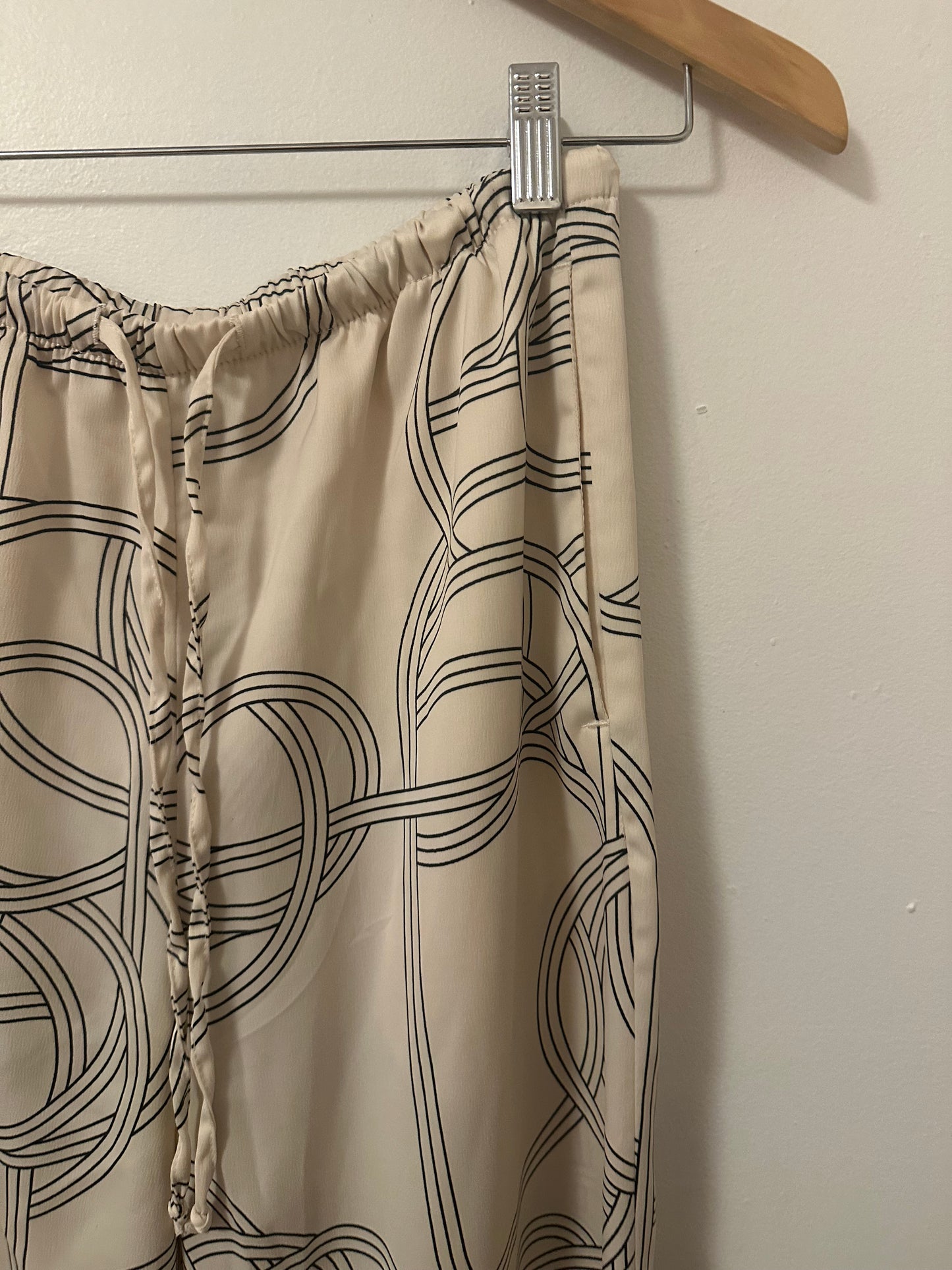 H&M Drapey Pants With Wide Leg and Elastic Waist in Black and White Pattern