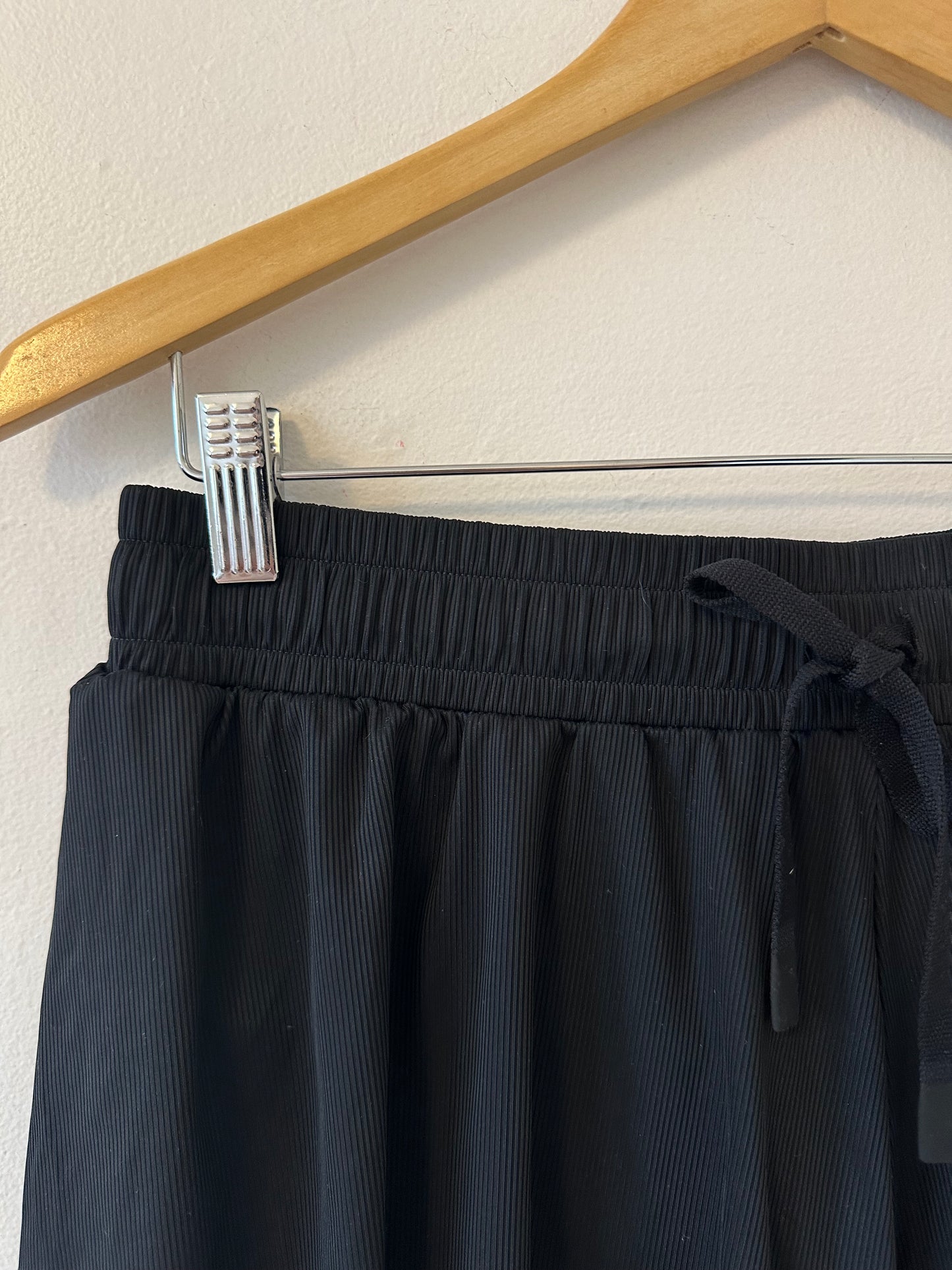 Joy Lab Black Elastic Drawstring Waist Pleated Athletic Shorts | Size Medium