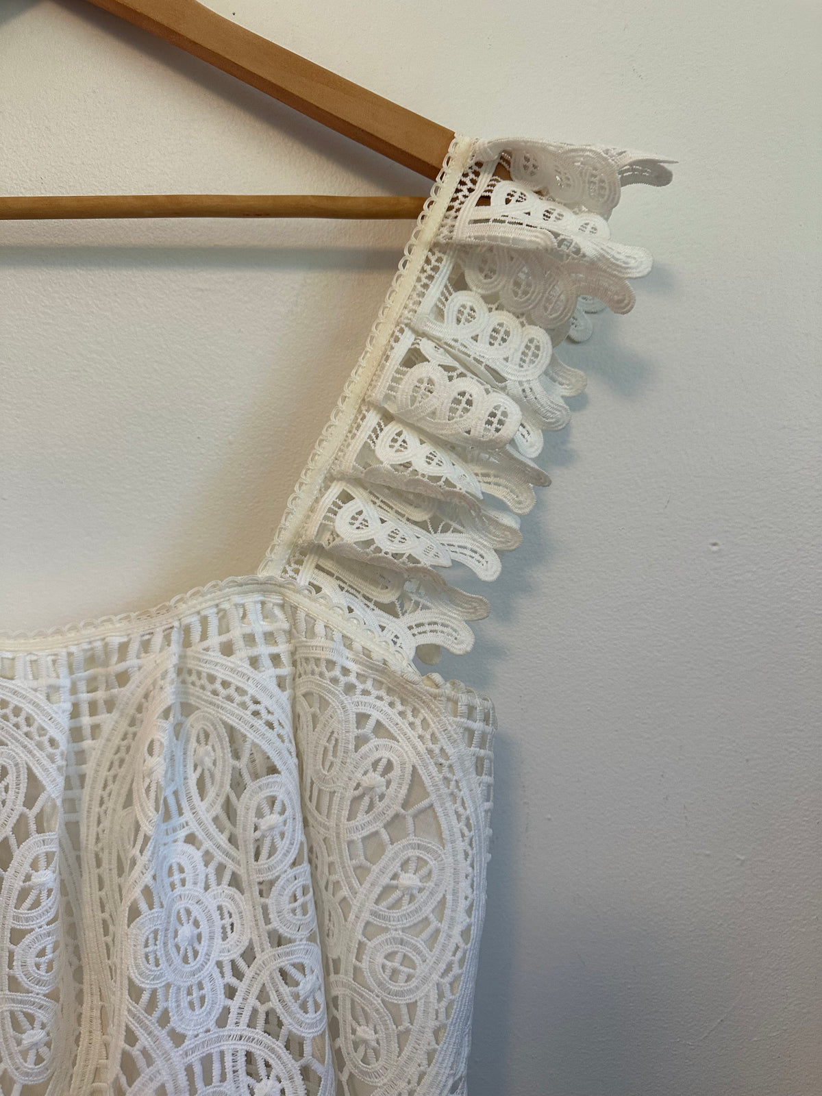 Eri + Ali x Anthropologie White Guipure Lace Ruffle Strap Top | Size Medium