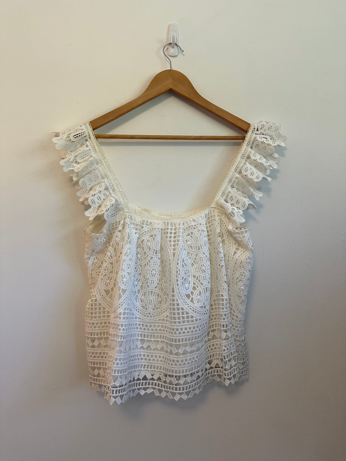 Eri + Ali x Anthropologie White Guipure Lace Ruffle Strap Top | Size Medium