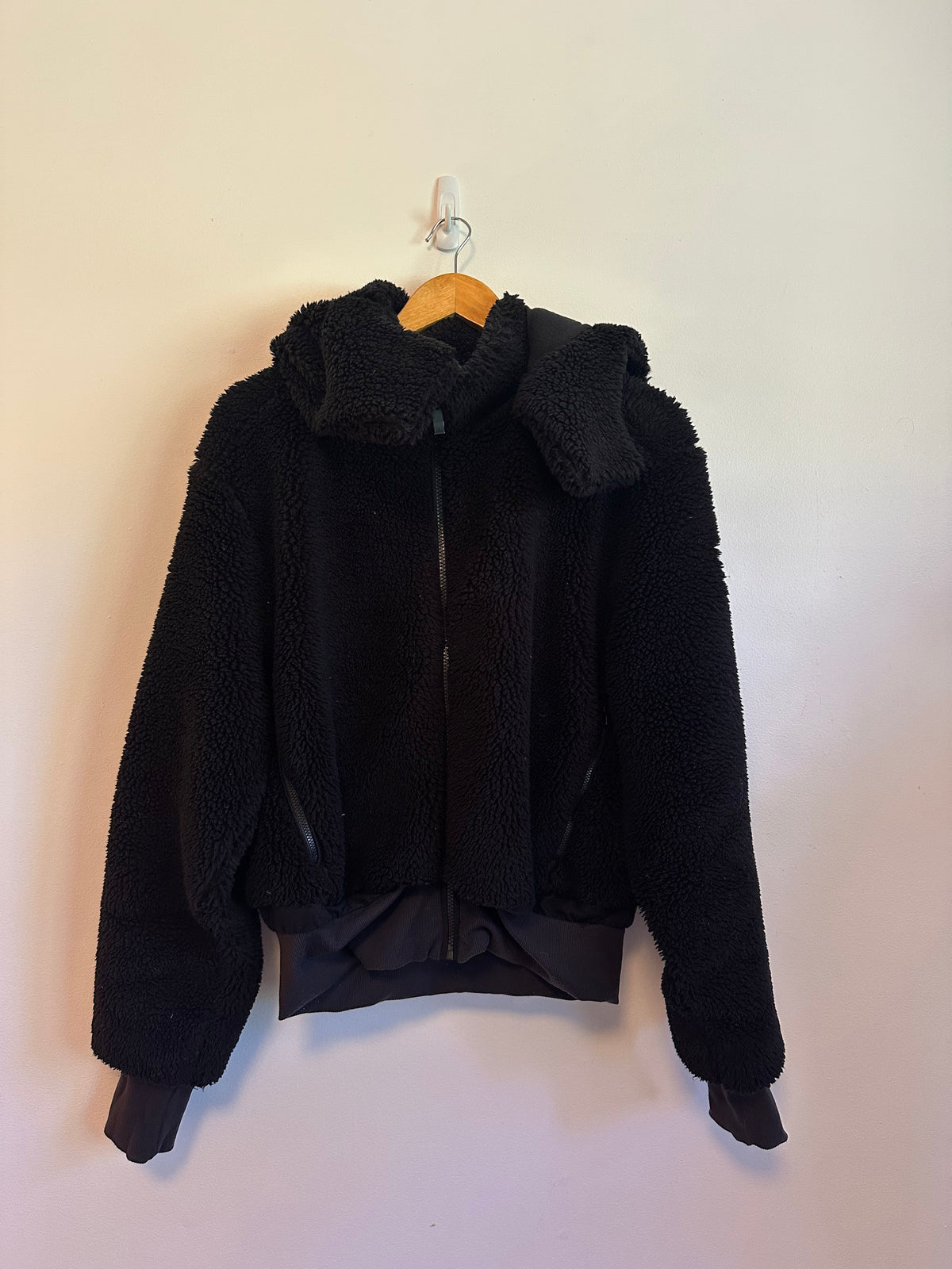 Alo Yoga Black Foxy Sherpa Jacket Cropped Hooded Jacket | Size Medium