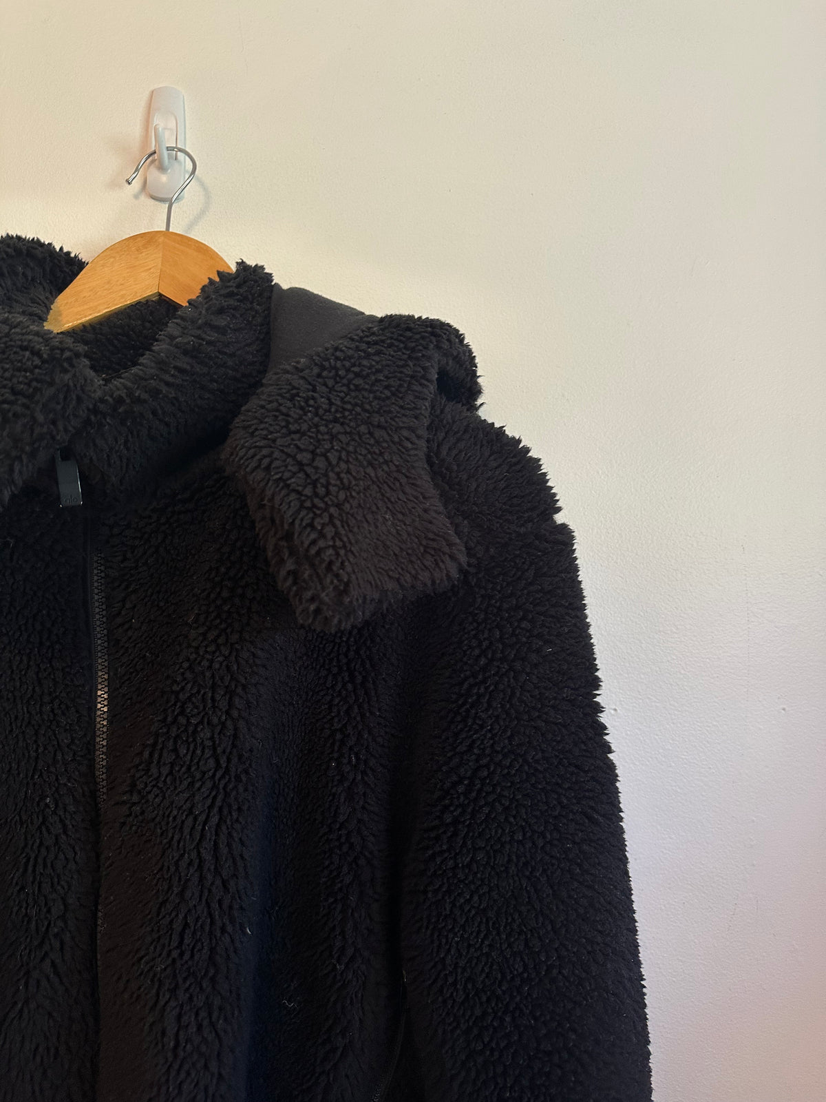 Alo Yoga Black Foxy Sherpa Jacket Cropped Hooded Jacket | Size Medium
