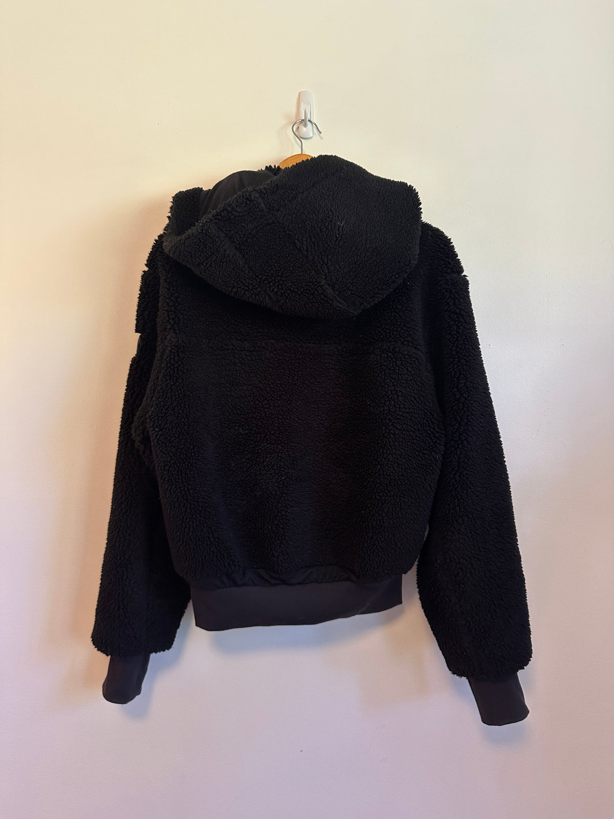 Alo Yoga Black Foxy Sherpa Jacket Cropped Hooded Jacket | Size Medium