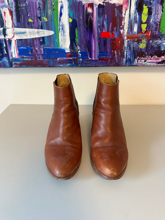 Nisolo Brandy Leather Chelsea Ankle Boots in Almond | Size 9