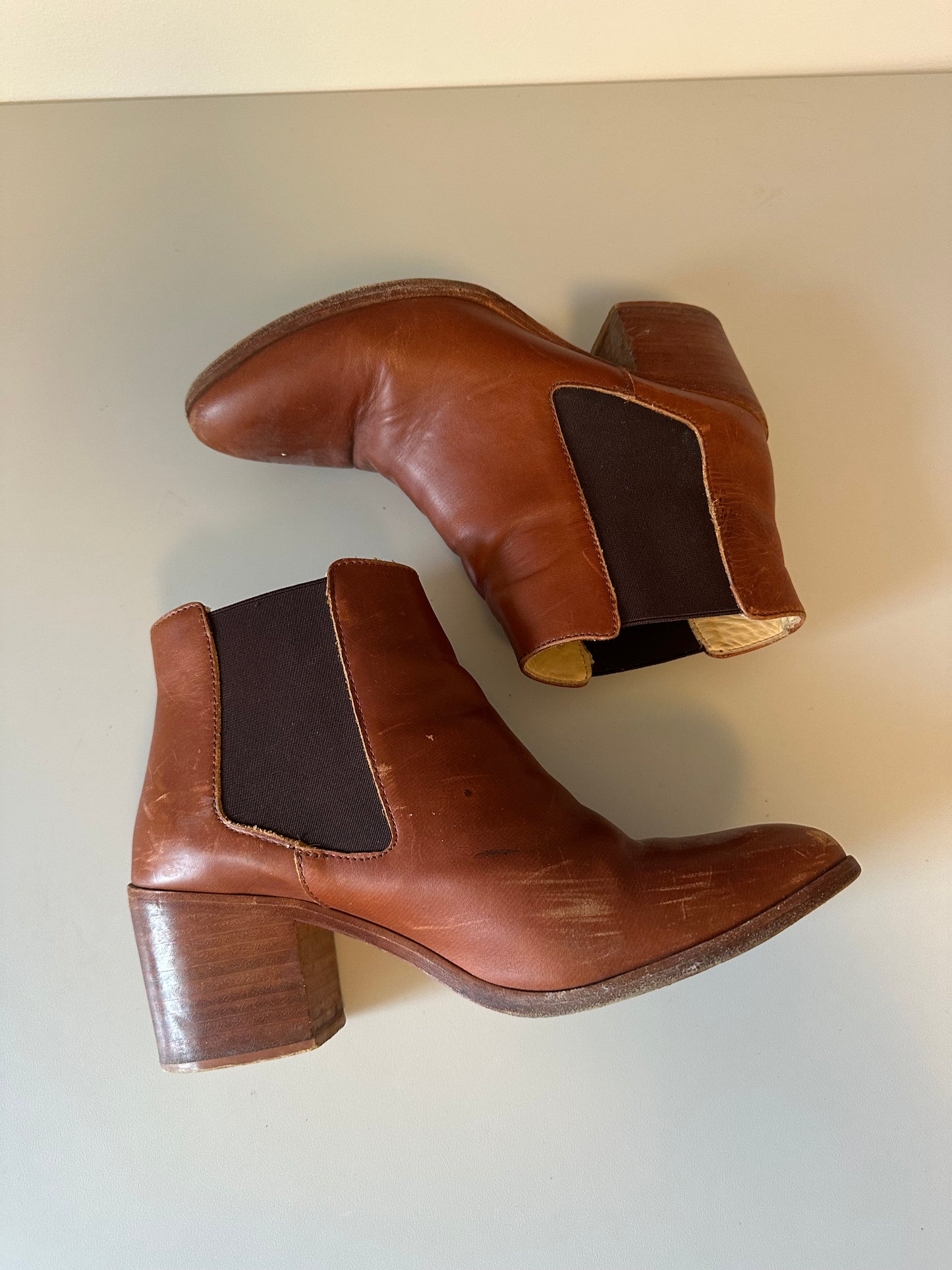 Nisolo Brandy Leather Chelsea Ankle Boots in Almond | Size 9