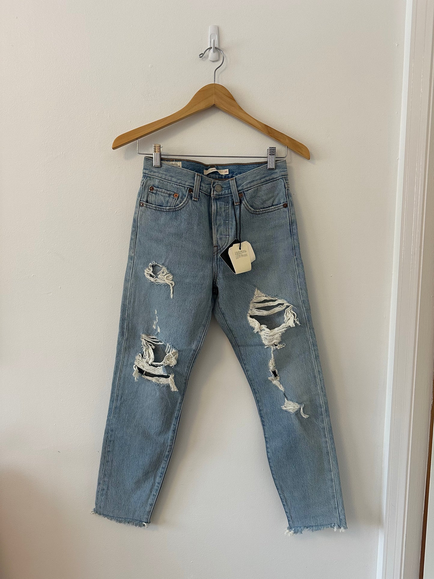 NWT Levi's Distressed Ankle Fit Wedgie Light Wash Jeans | Size 25