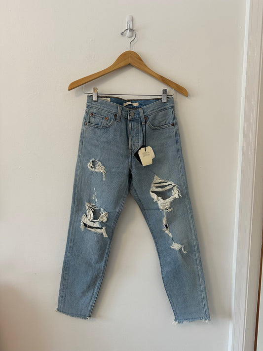 NWT Levi's Distressed Ankle Fit Wedgie Light Wash Jeans | Size 25