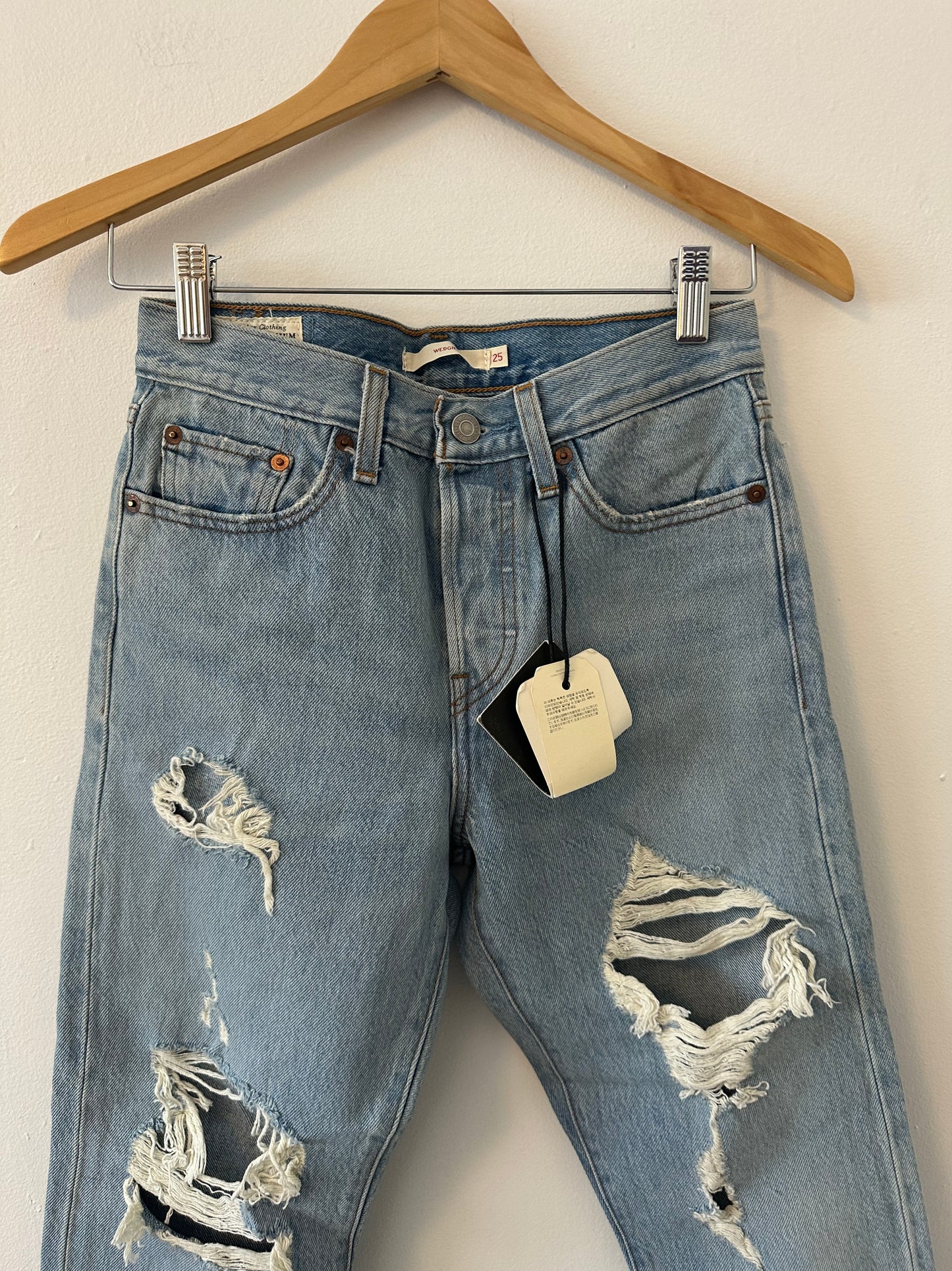 NWT Levi's Distressed Ankle Fit Wedgie Light Wash Jeans | Size 25