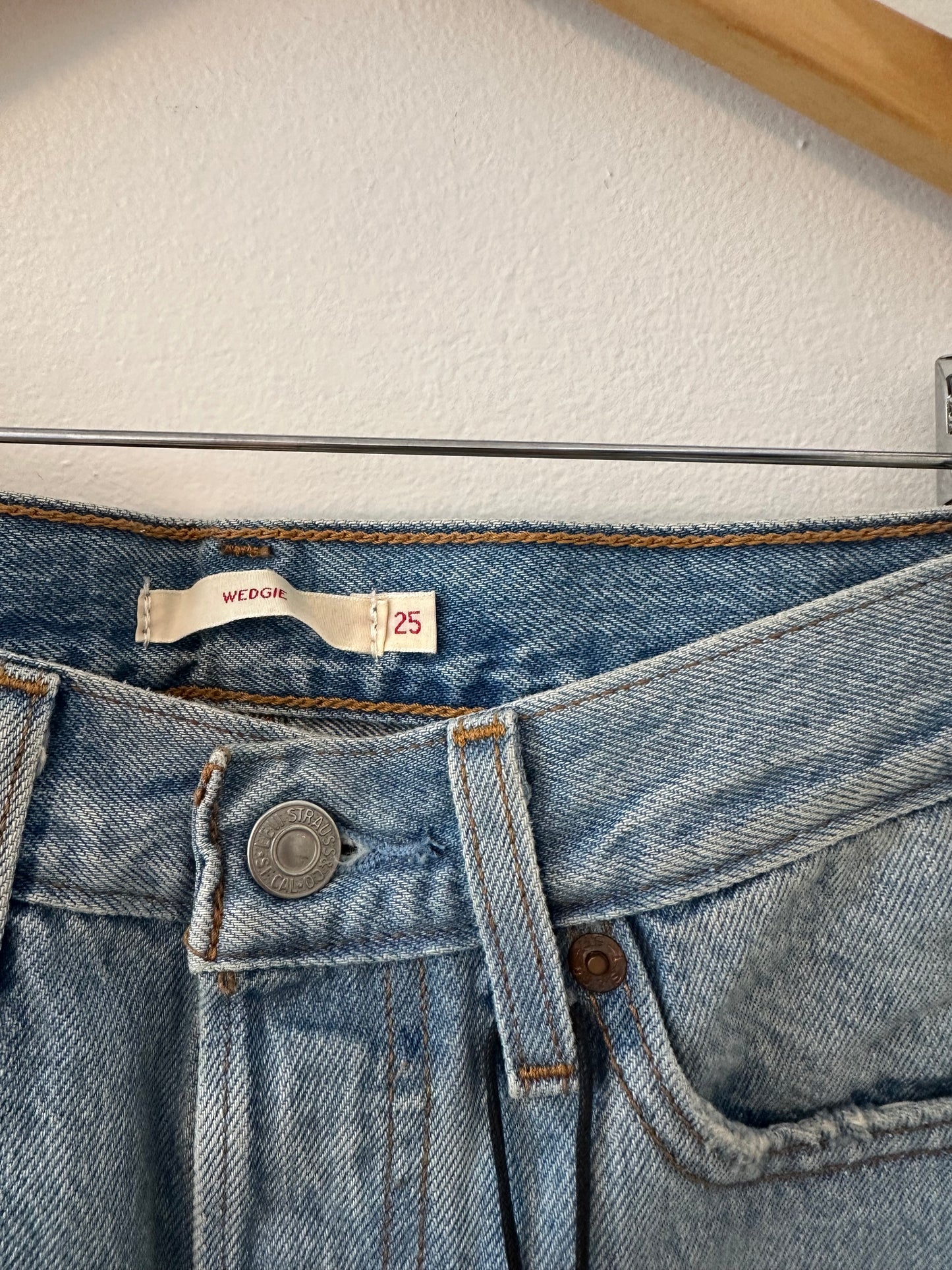 NWT Levi's Distressed Ankle Fit Wedgie Light Wash Jeans | Size 25