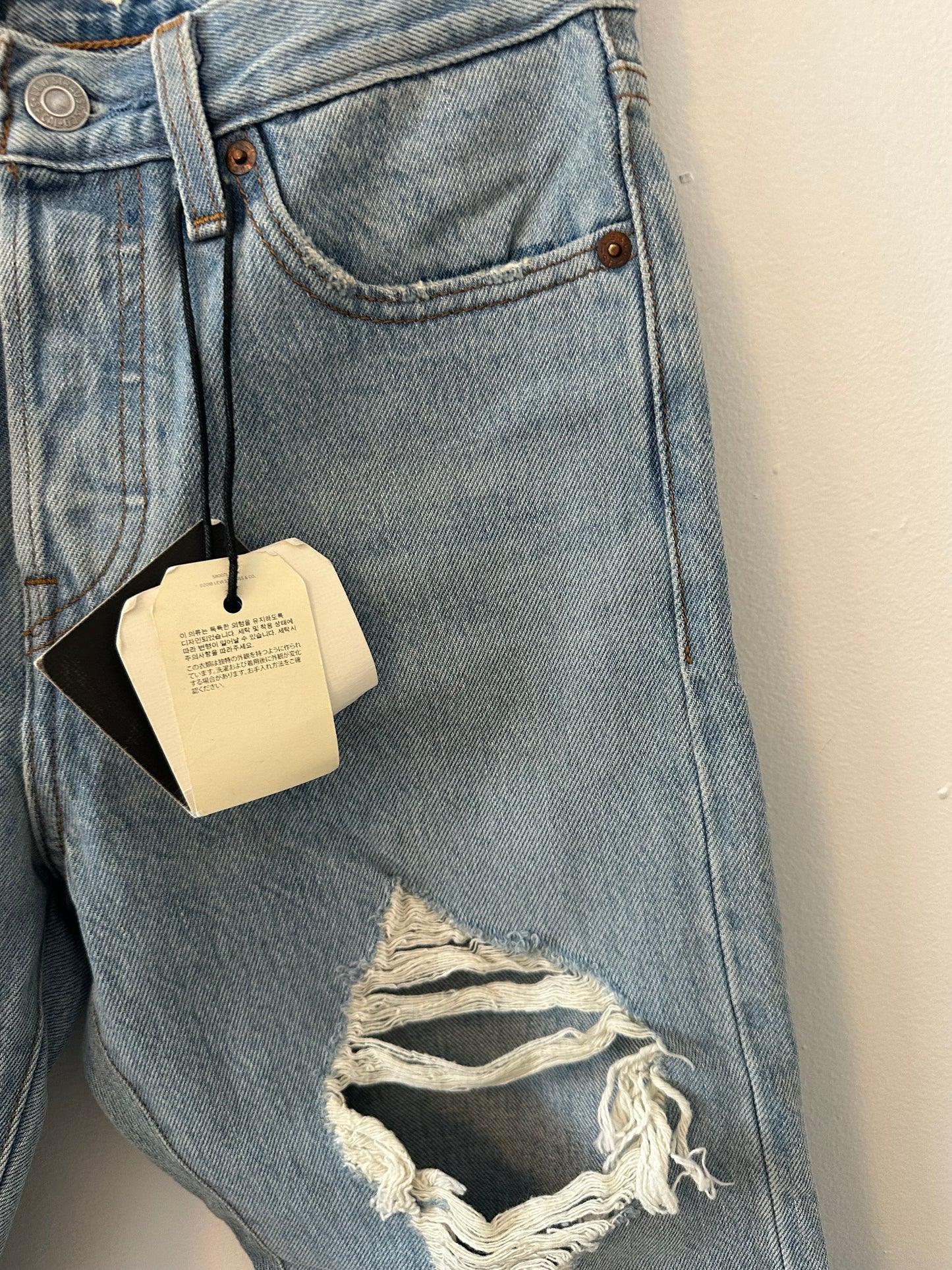 NWT Levi's Distressed Ankle Fit Wedgie Light Wash Jeans | Size 25
