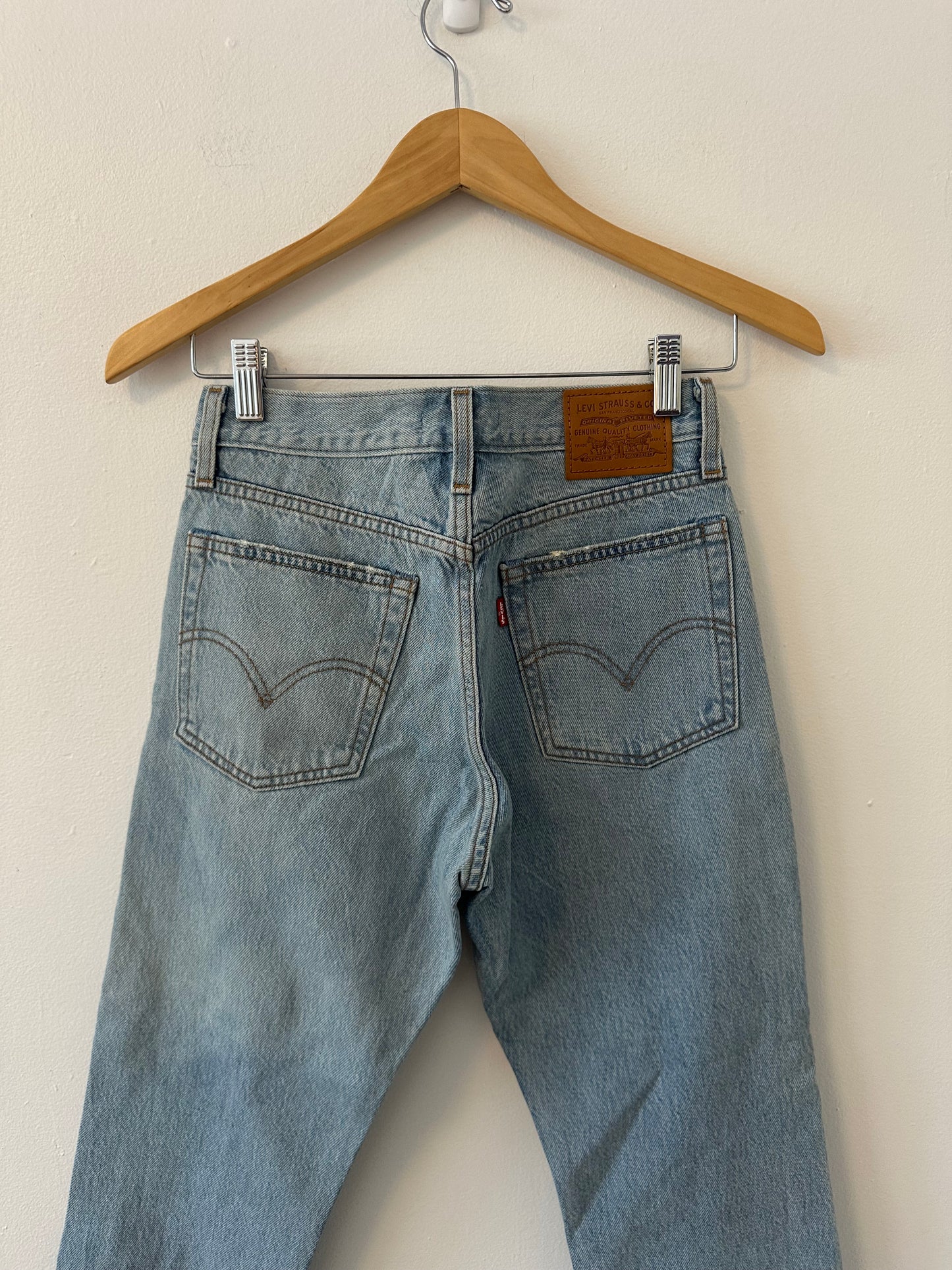 NWT Levi's Distressed Ankle Fit Wedgie Light Wash Jeans | Size 25