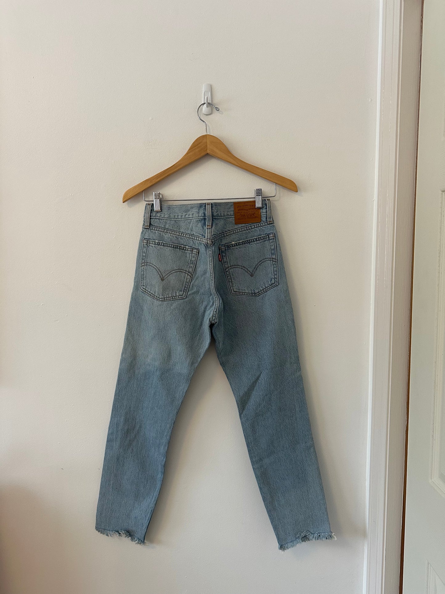 NWT Levi's Distressed Ankle Fit Wedgie Light Wash Jeans | Size 25