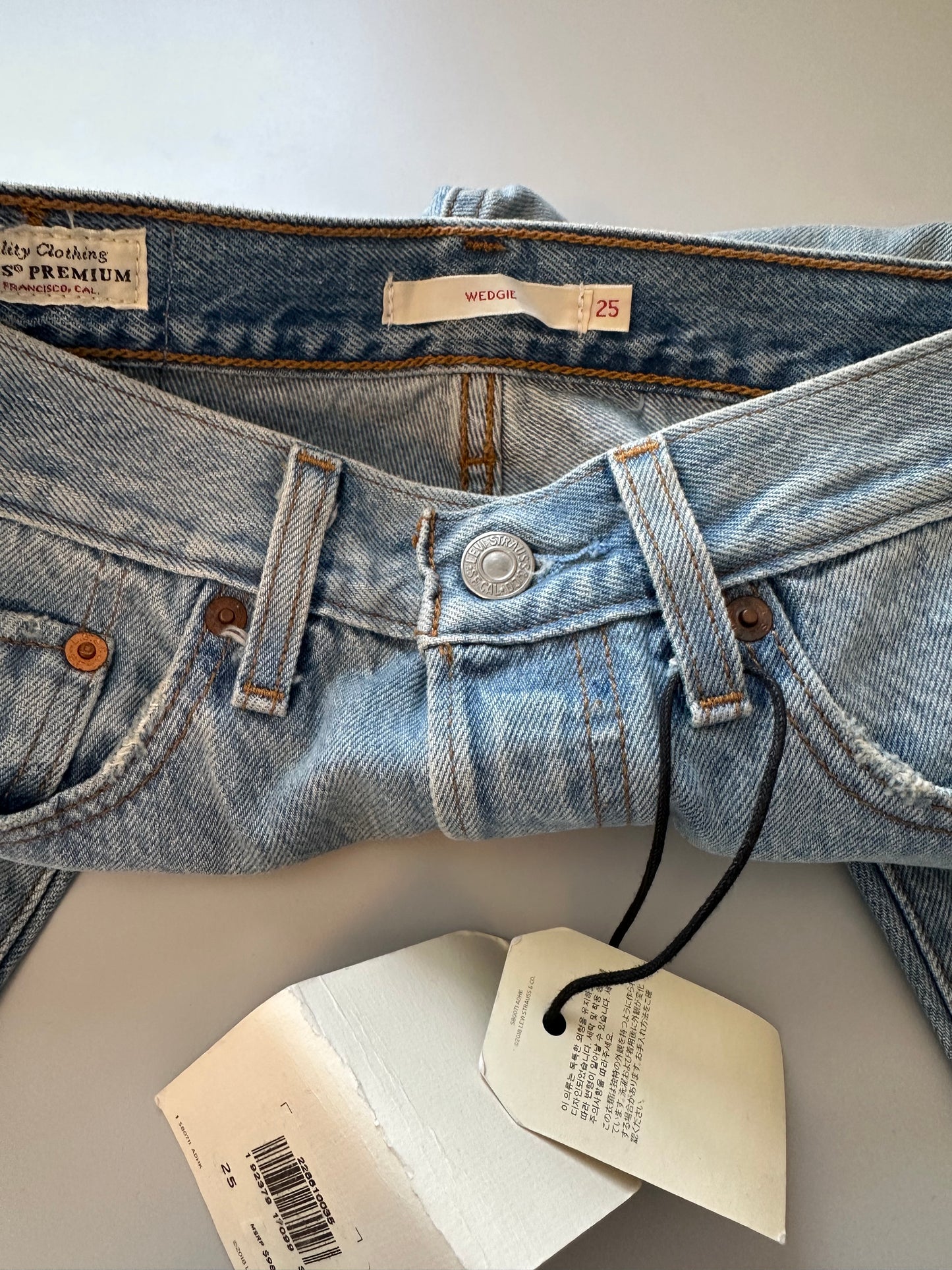 NWT Levi's Distressed Ankle Fit Wedgie Light Wash Jeans | Size 25