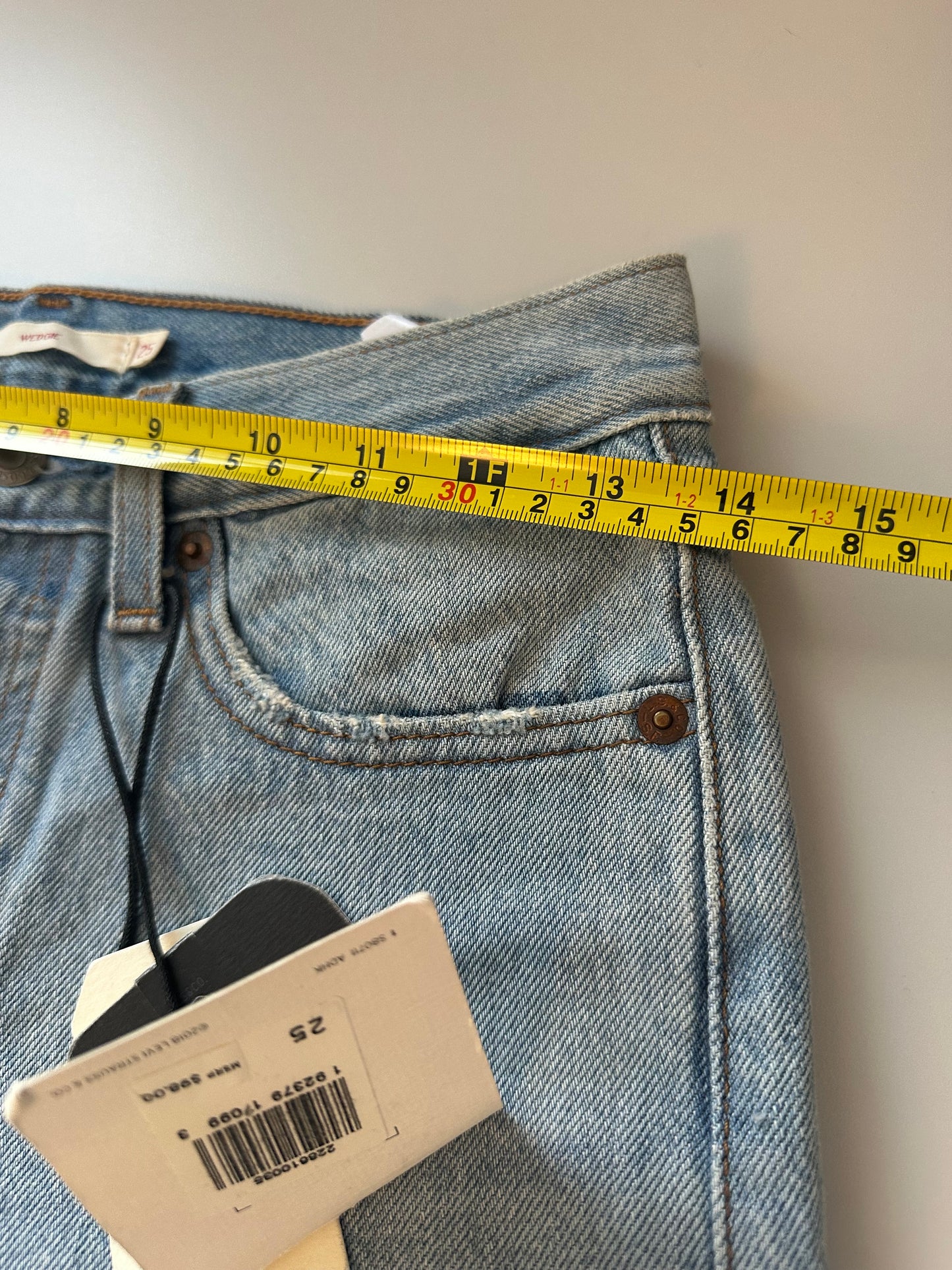NWT Levi's Distressed Ankle Fit Wedgie Light Wash Jeans | Size 25