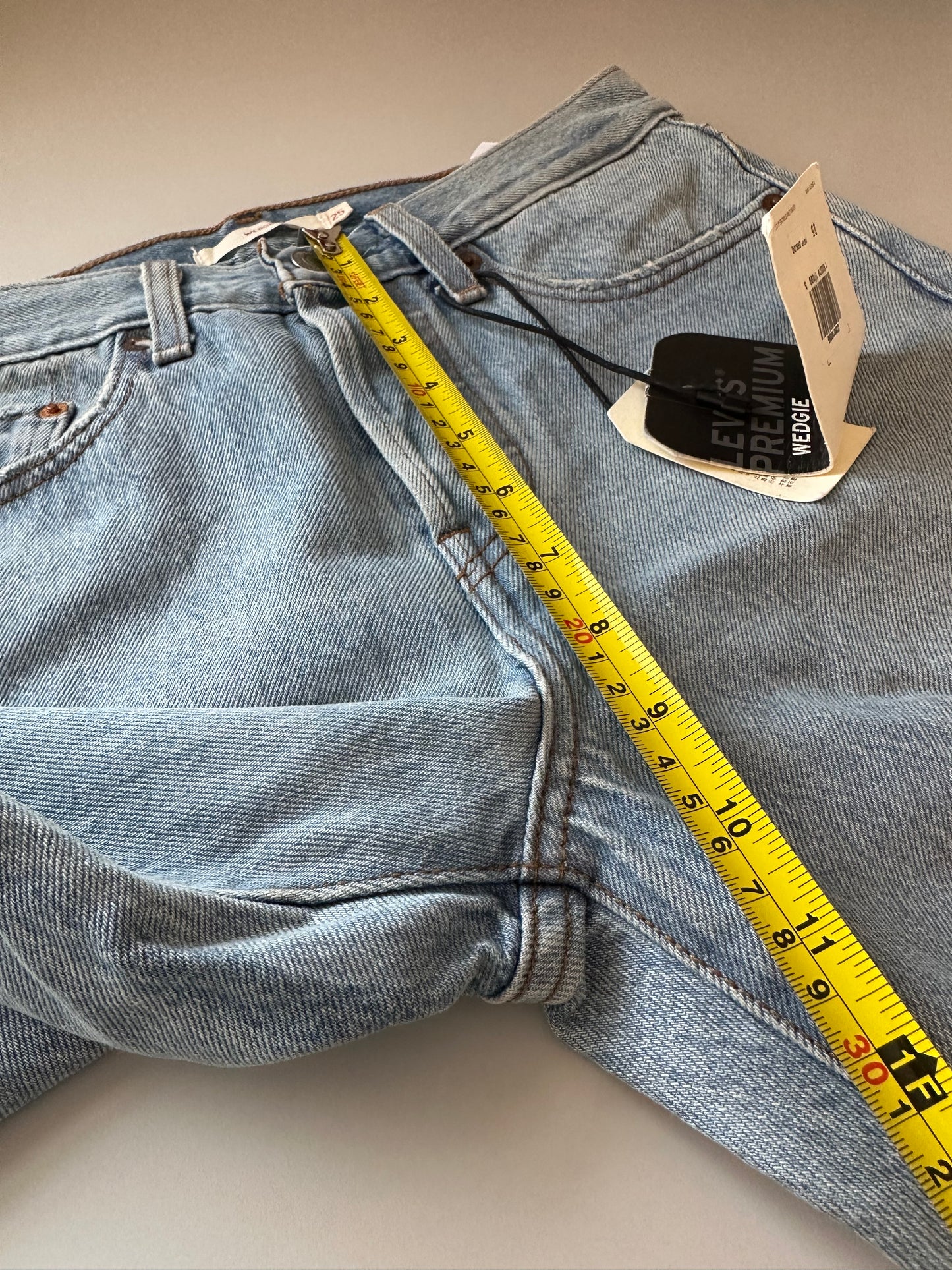 NWT Levi's Distressed Ankle Fit Wedgie Light Wash Jeans | Size 25