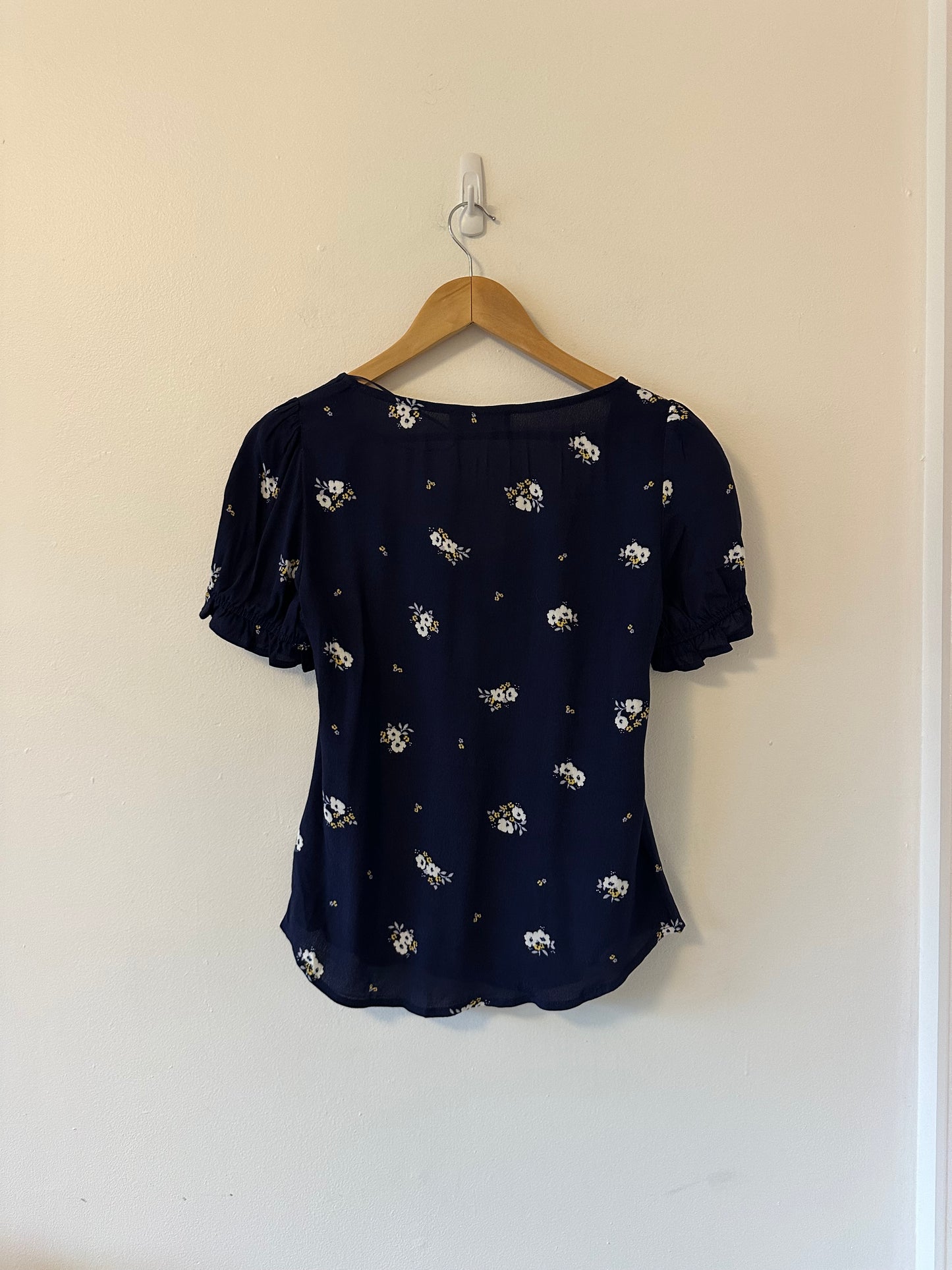 NWT Anthropologie Elodie Navy Blue Floral Ruffle Puff Sleeve Blouse | Size XS