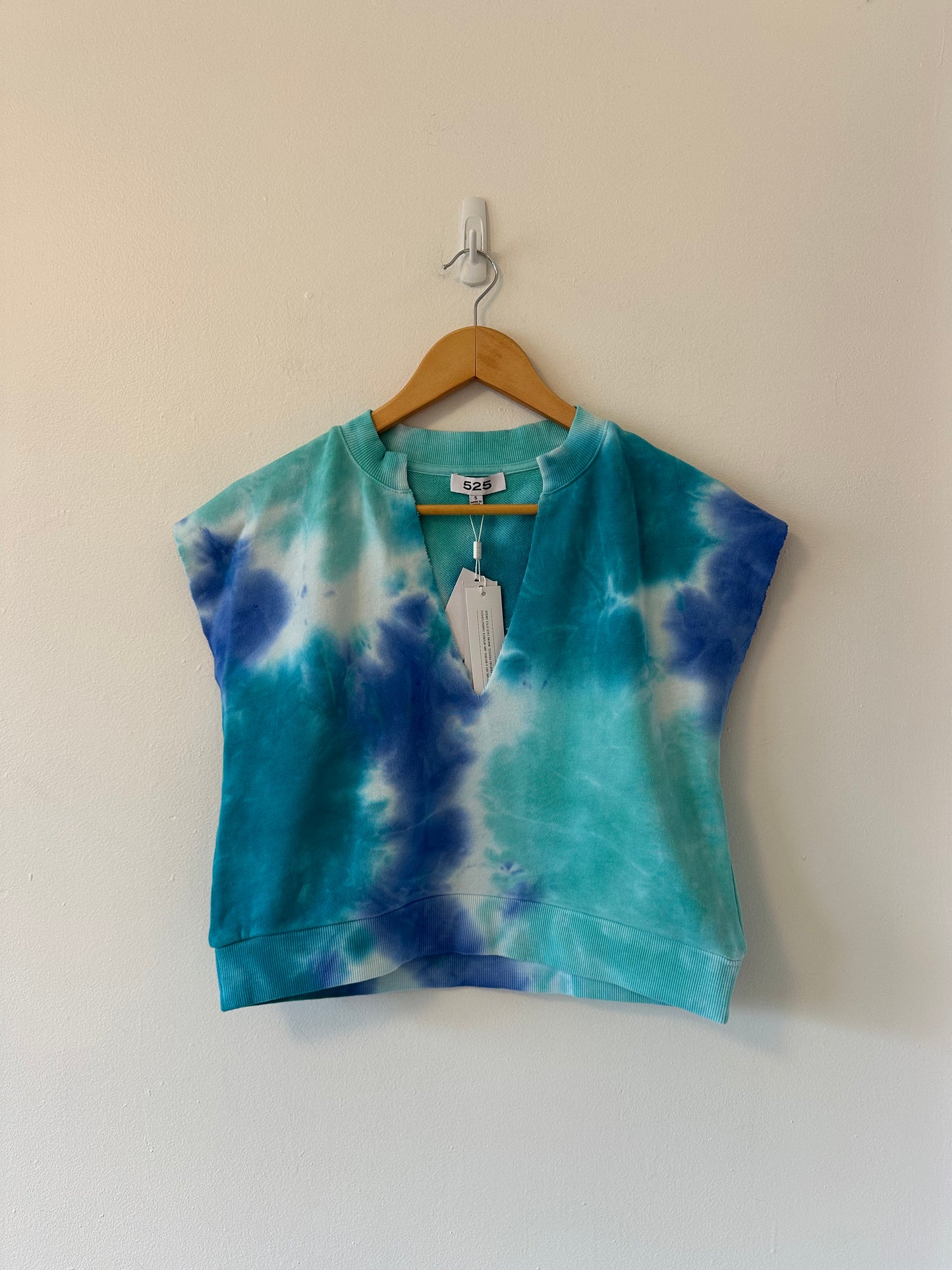 NWT 525 America Split Neck Blue Tie Dye Sleeveless Sweatshirt | Size Small