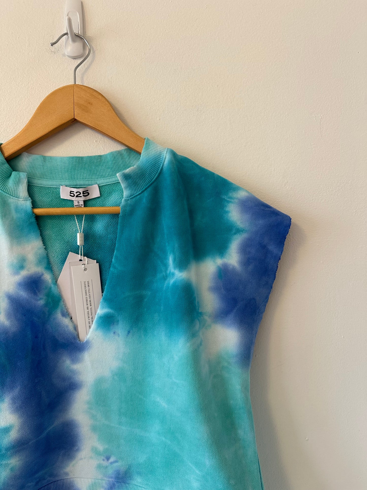 NWT 525 America Split Neck Blue Tie Dye Sleeveless Sweatshirt | Size Small