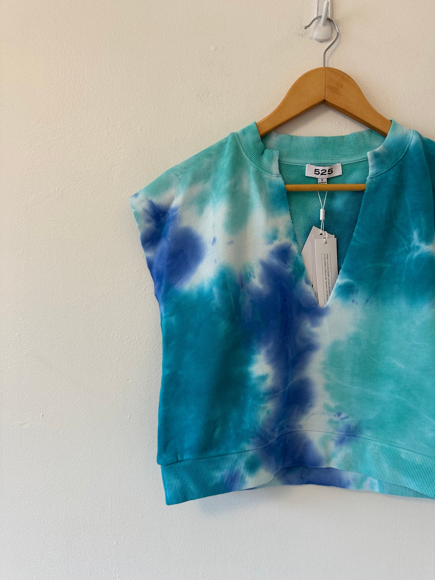 NWT 525 America Split Neck Blue Tie Dye Sleeveless Sweatshirt | Size Small