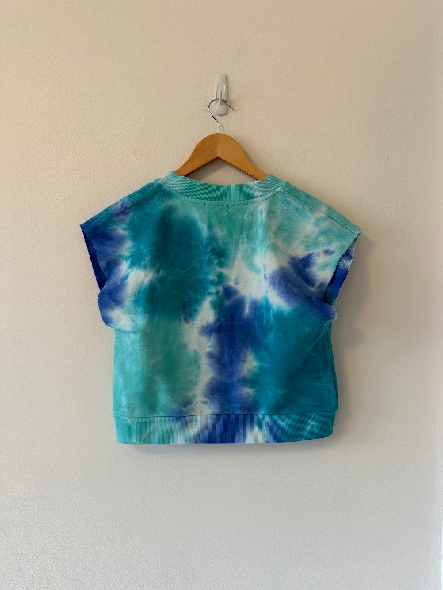 NWT 525 America Split Neck Blue Tie Dye Sleeveless Sweatshirt | Size Small