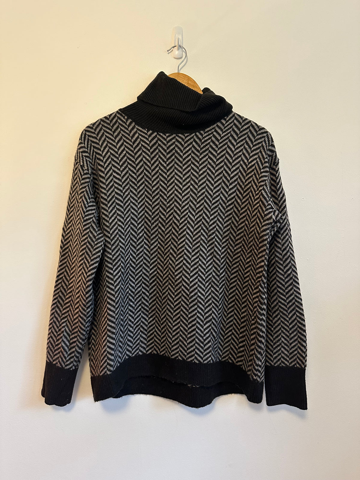 Stitches & Stripes Herringbone Turtleneck Sweater in Black and Grey | Size Medium