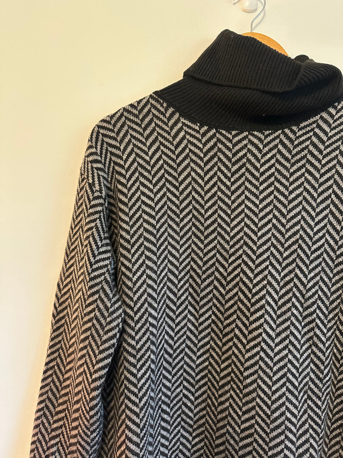 Stitches & Stripes Herringbone Turtleneck Sweater in Black and Grey | Size Medium