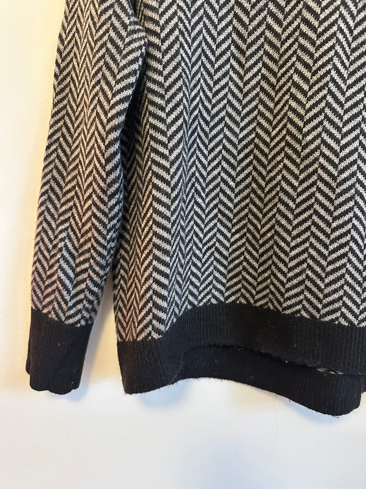Stitches & Stripes Herringbone Turtleneck Sweater in Black and Grey | Size Medium