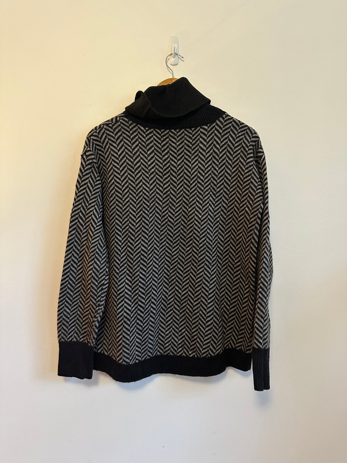 Stitches & Stripes Herringbone Turtleneck Sweater in Black and Grey | Size Medium